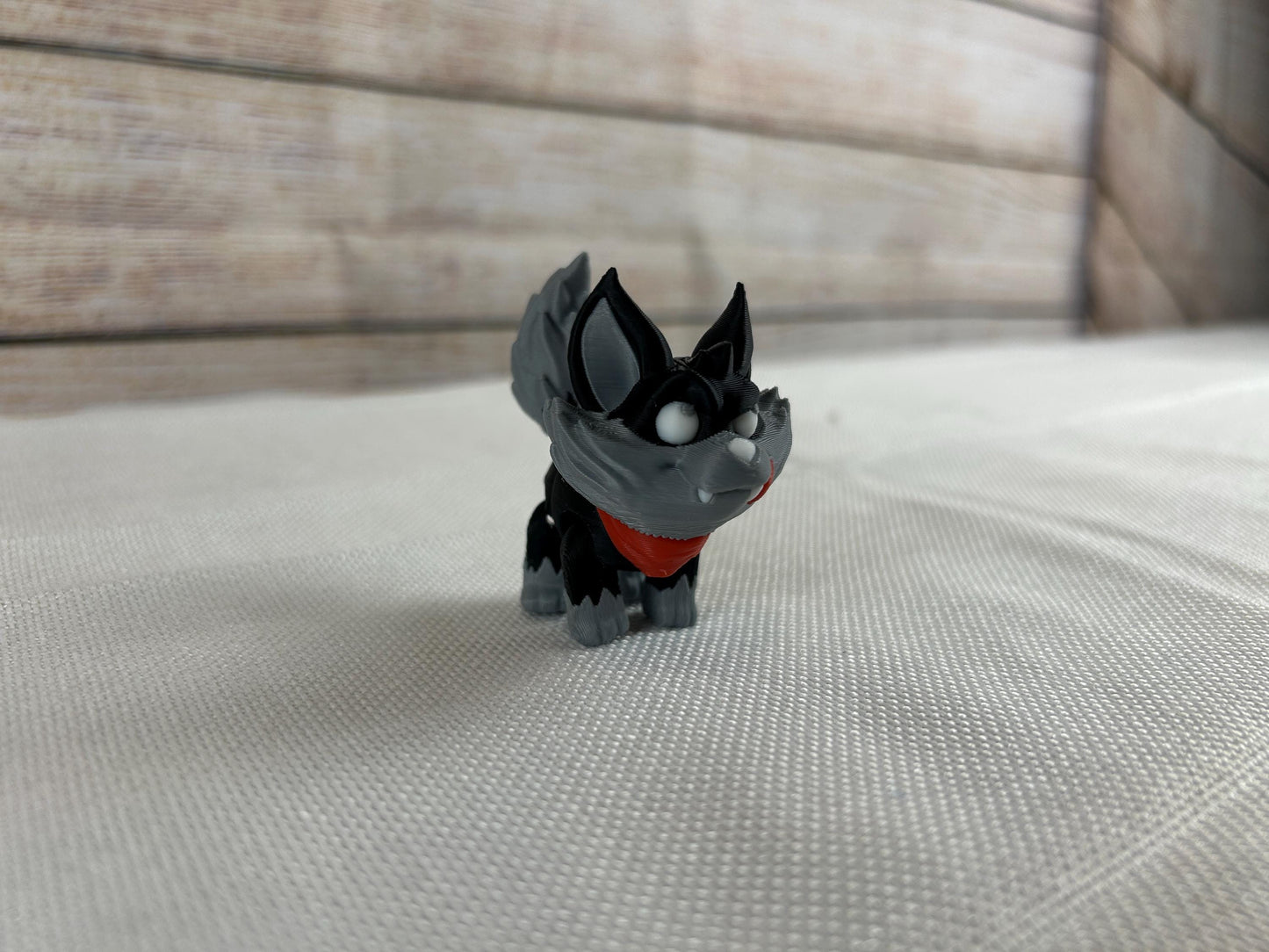 Nachtterrier schwarz-grau mit rotem Halstuch, bewegliche Figur, PLA Deko-Terrier, einzigartige Geschenkidee für Hundeliebhaber