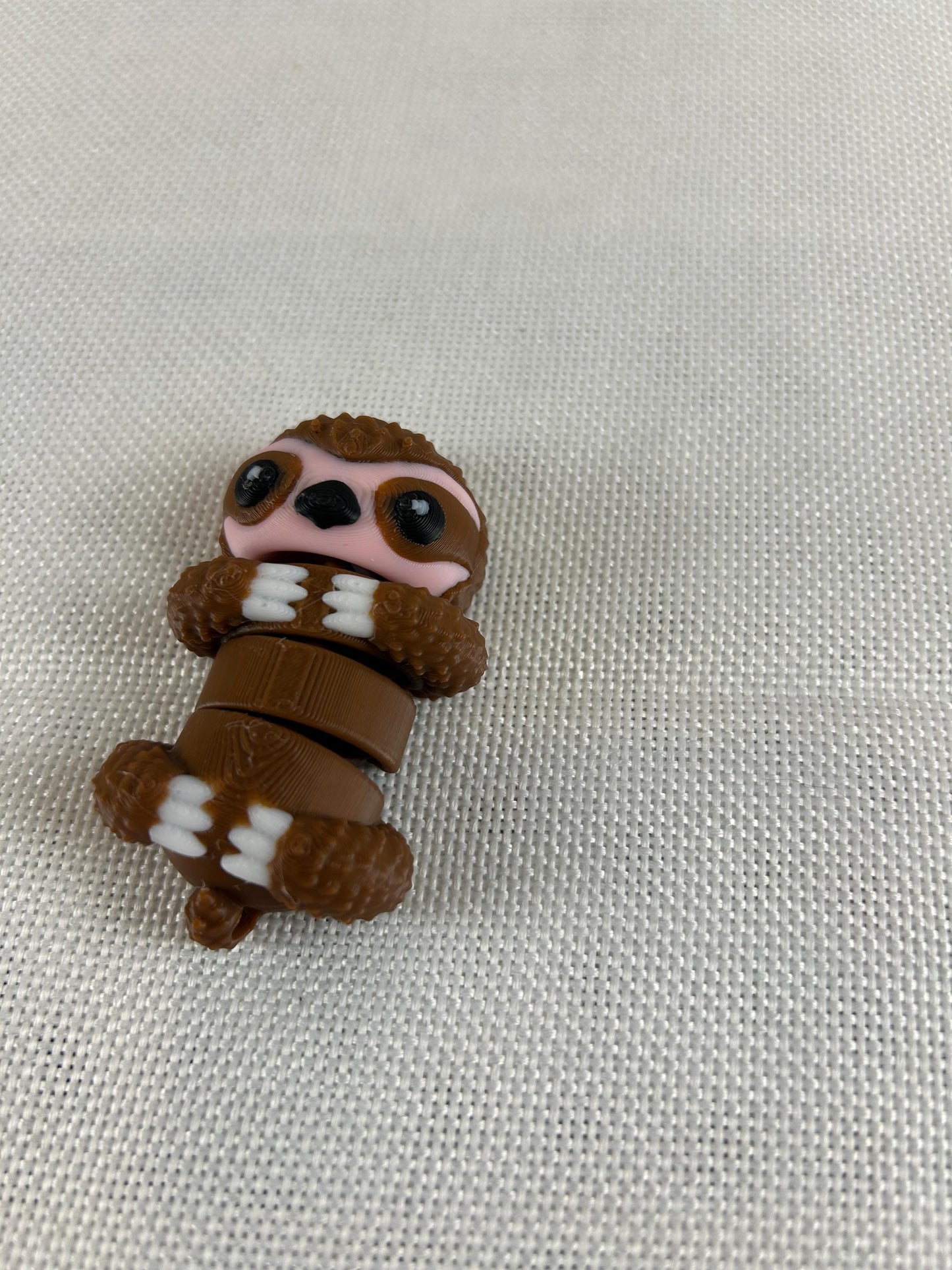 Faultier auf dem Rücken liegend, beweglich – Figur aus PLA – Liebevolles Design für Deko und Geschenk