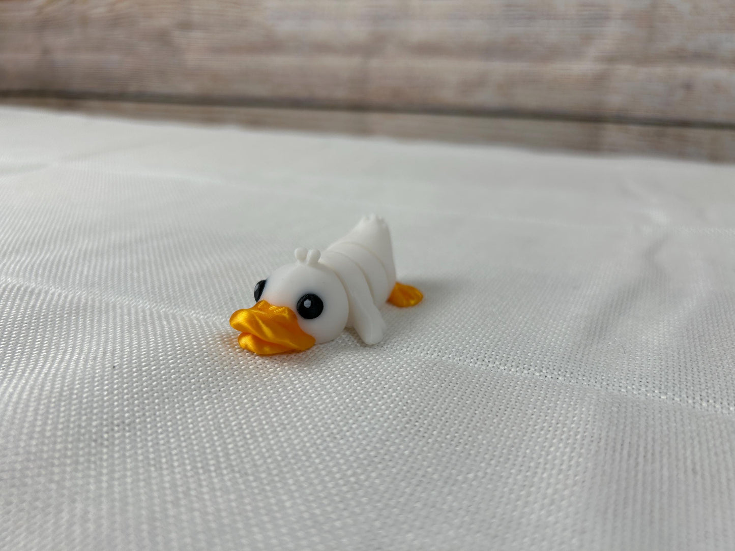 Ente beweglich, weiß - orange, aus PLA, Deko-Ente, dekorative Schreibtischfigur, modernes Wohnaccessoire, Geschenkidee