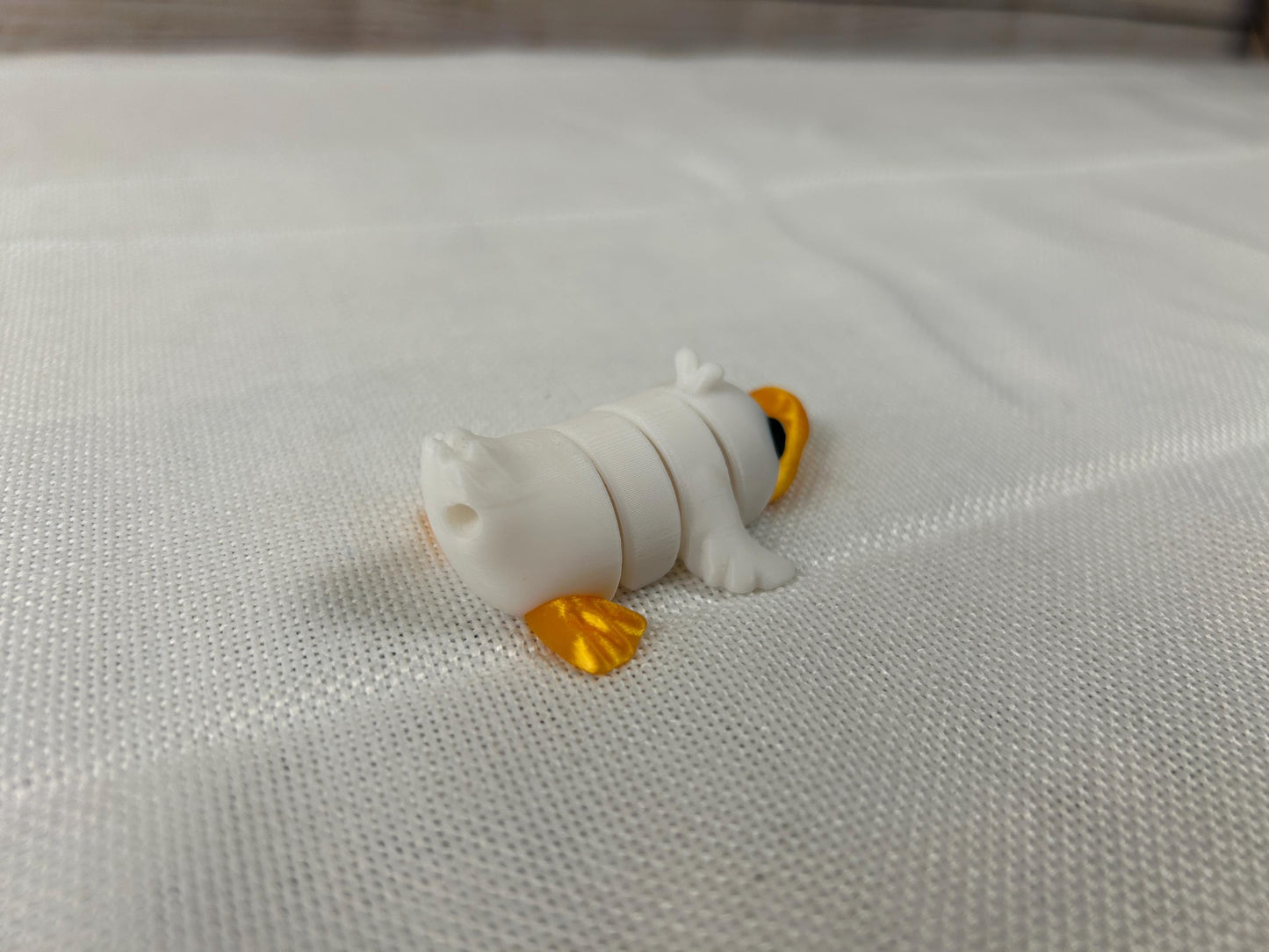 Ente beweglich, weiß - orange, aus PLA, Deko-Ente, dekorative Schreibtischfigur, modernes Wohnaccessoire, Geschenkidee