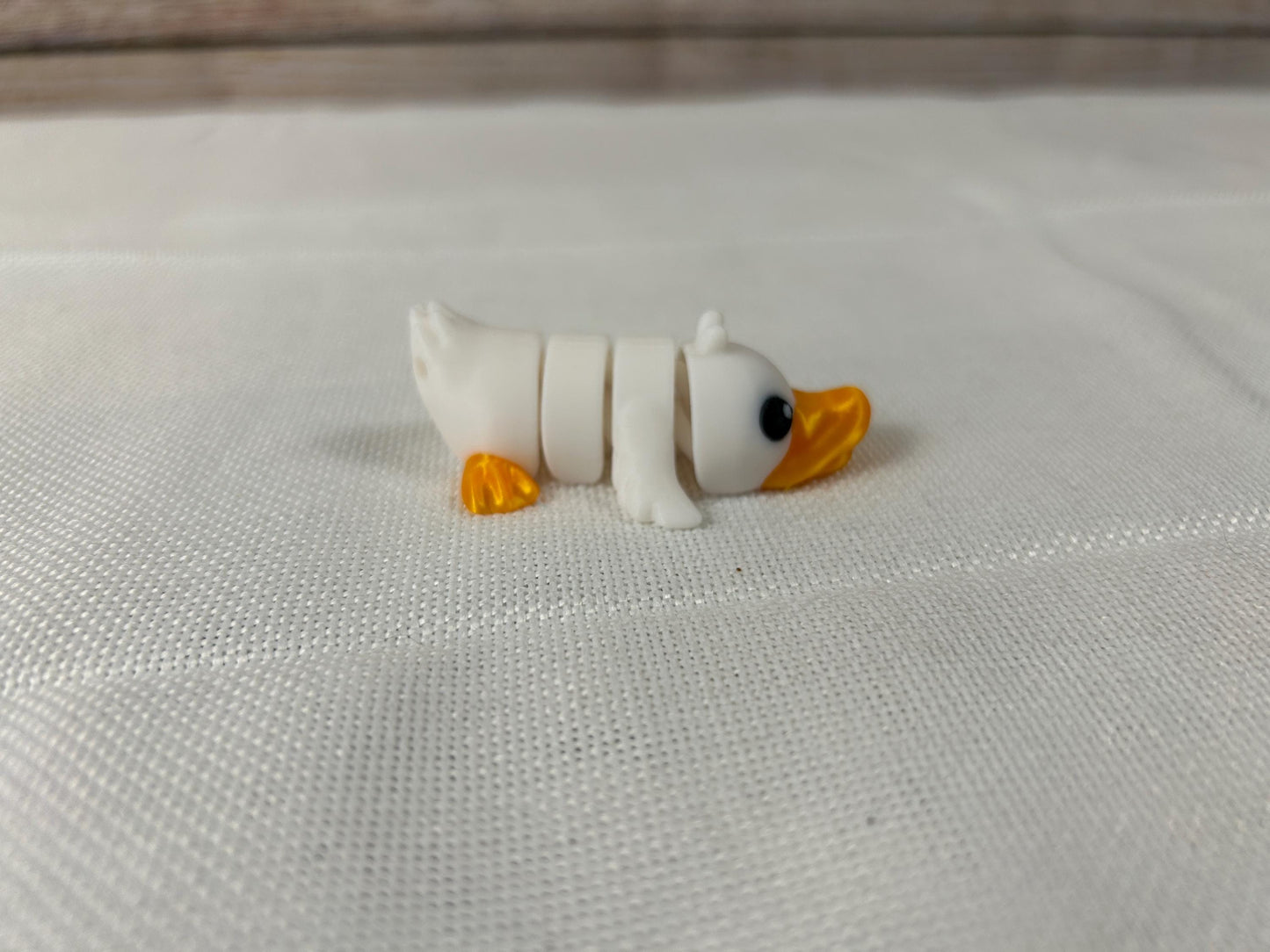 Ente beweglich, weiß - orange, aus PLA, Deko-Ente, dekorative Schreibtischfigur, modernes Wohnaccessoire, Geschenkidee