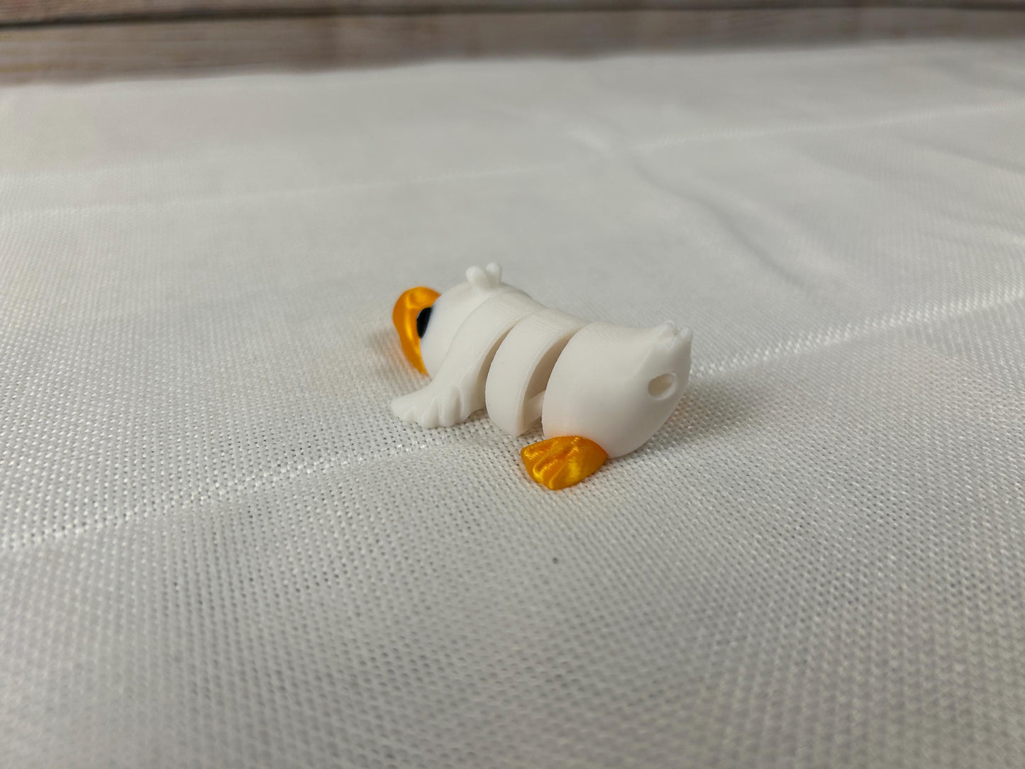 Ente beweglich, weiß - orange, aus PLA, Deko-Ente, dekorative Schreibtischfigur, modernes Wohnaccessoire, Geschenkidee