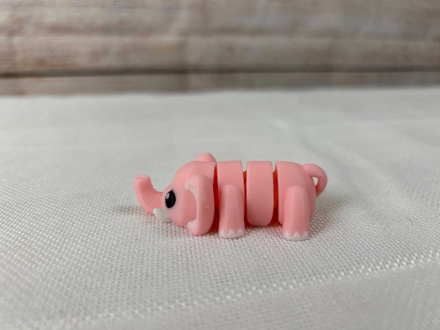 Elefant beweglich, rosa mit weißen Stoßzähnen aus PLA – bewegliches Deko-Highlight, elegantes Geschenk & Tisch- oder Regaldekoration
