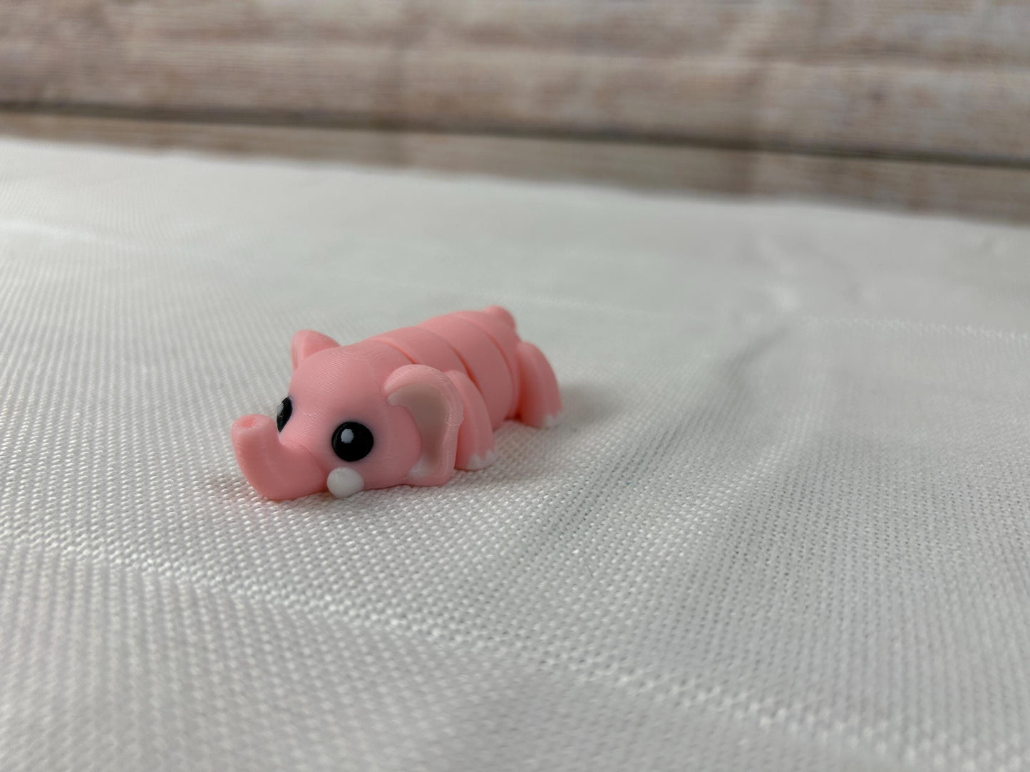 Elefant beweglich, rosa mit weißen Stoßzähnen aus PLA – bewegliches Deko-Highlight, elegantes Geschenk & Tisch- oder Regaldekoration