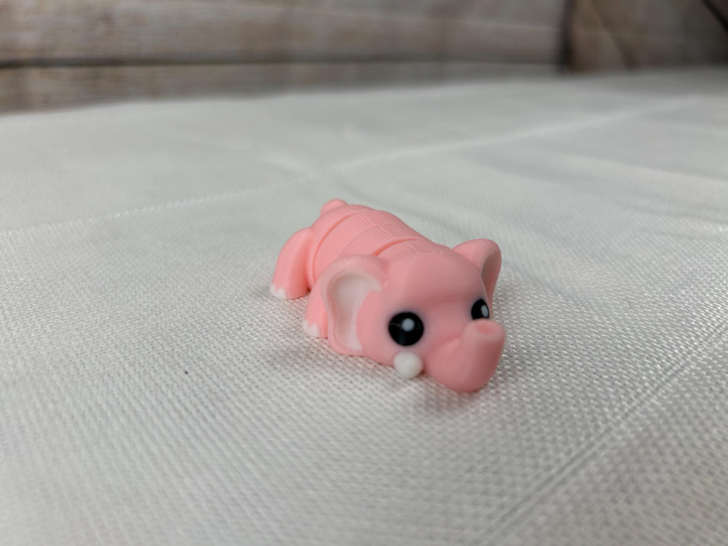 Elefant beweglich, rosa mit weißen Stoßzähnen aus PLA – bewegliches Deko-Highlight, elegantes Geschenk & Tisch- oder Regaldekoration