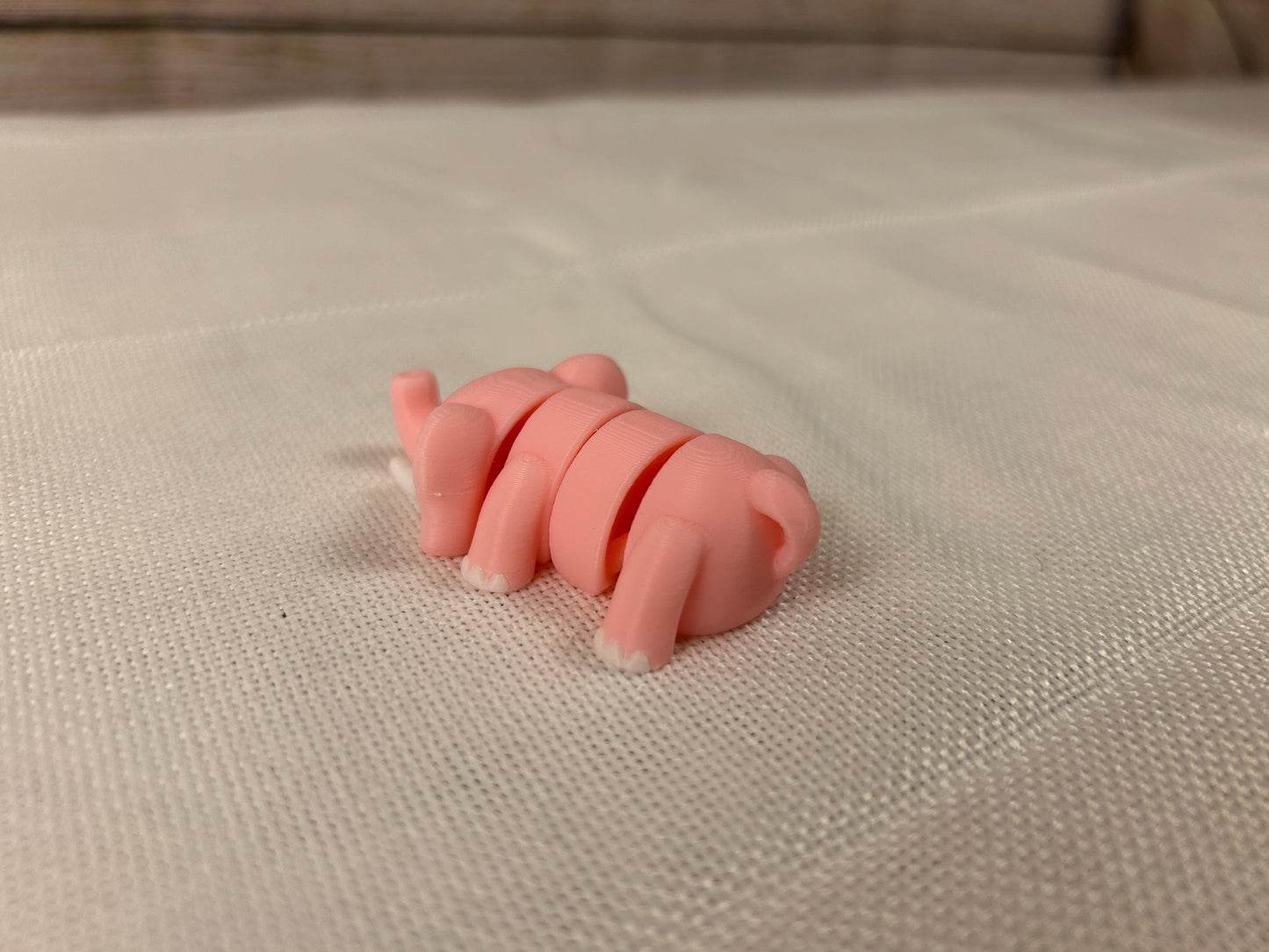 Elefant beweglich, rosa mit weißen Stoßzähnen aus PLA – bewegliches Deko-Highlight, elegantes Geschenk & Tisch- oder Regaldekoration