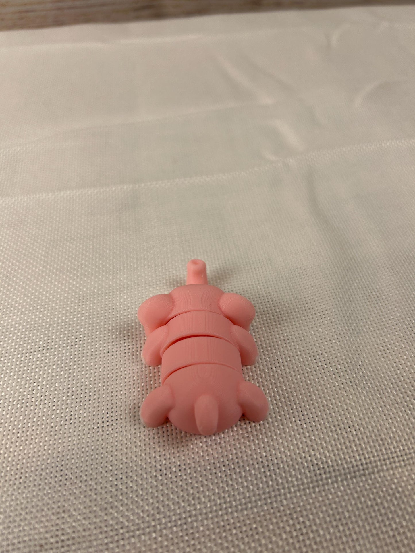 Elefant beweglich, rosa mit weißen Stoßzähnen aus PLA – bewegliches Deko-Highlight, elegantes Geschenk & Tisch- oder Regaldekoration