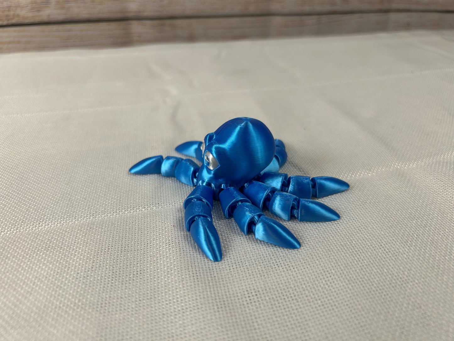 Octopus beweglich, himmelblau seidig-glänzend aus SILK PLA, Deko-Octopus, Regaldeko, Tischdeko – Geschenkidee, Meeresbewohner