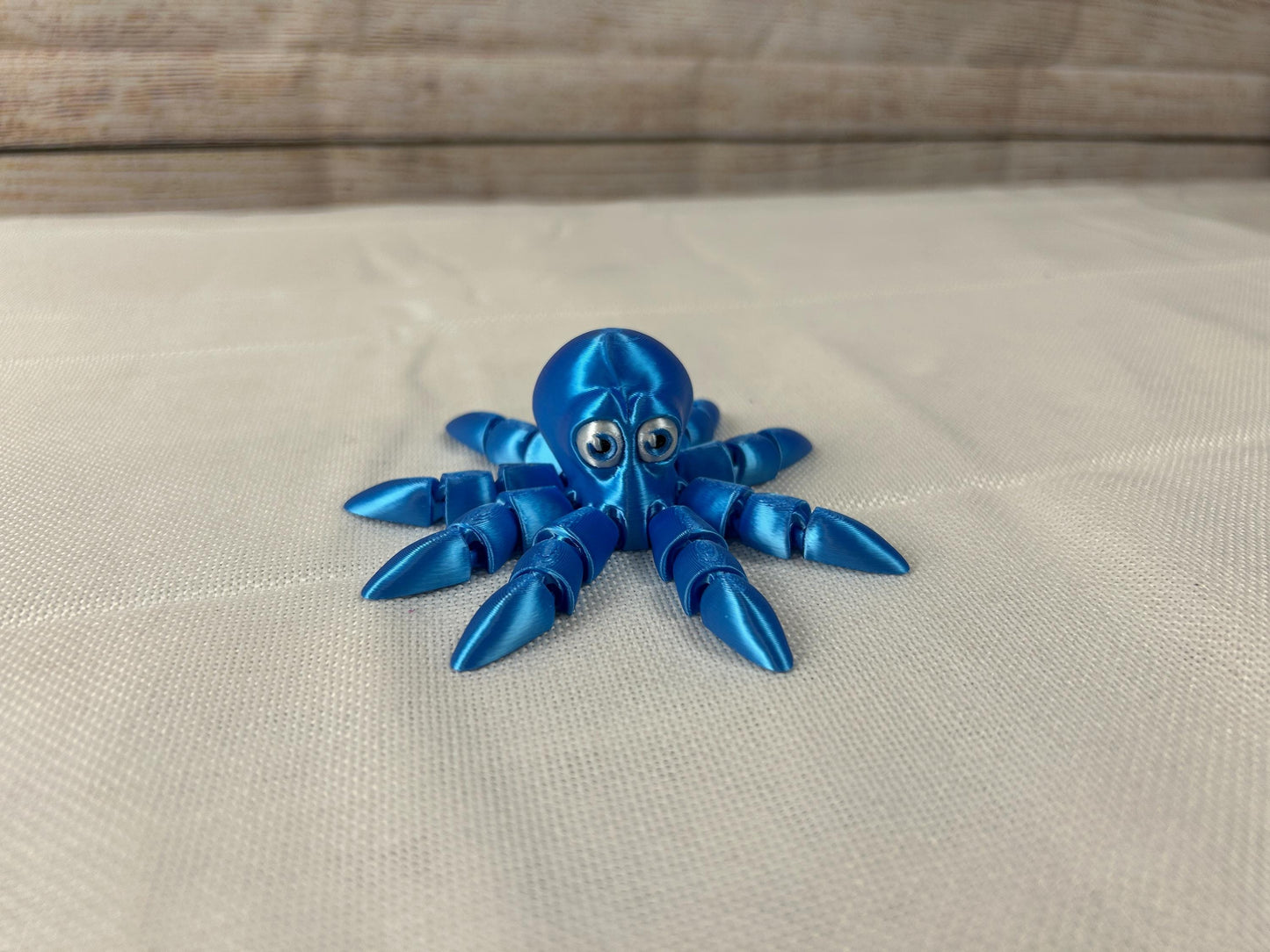 Octopus beweglich, himmelblau seidig-glänzend aus SILK PLA, Deko-Octopus, Regaldeko, Tischdeko – Geschenkidee, Meeresbewohner