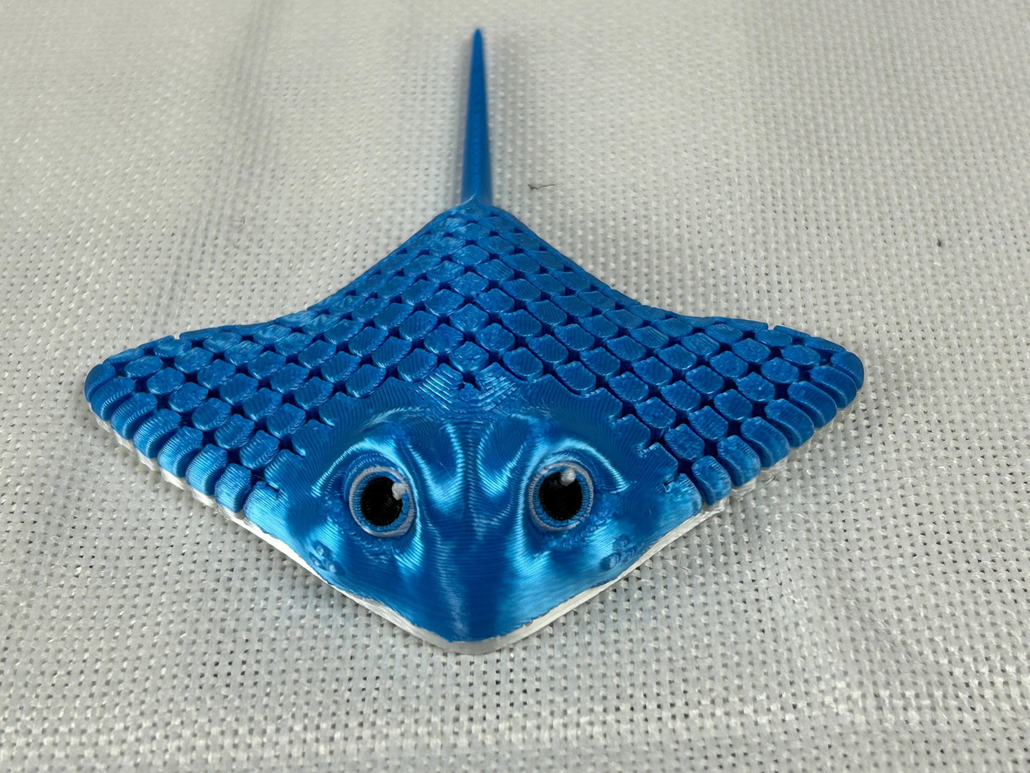 Mantarochen, blau glänzend, beweglich aus SILK PLA, kunstvolle Dekoration für Meerliebhaber, Regaldeko, Schreibtischdeko