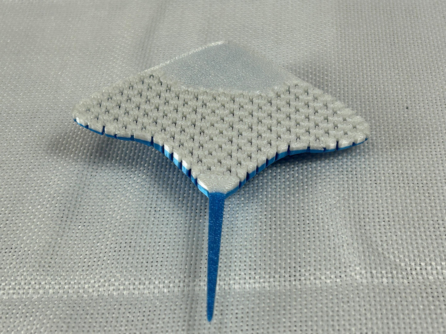 Mantarochen, blau glänzend, beweglich aus SILK PLA, kunstvolle Dekoration für Meerliebhaber, Regaldeko, Schreibtischdeko