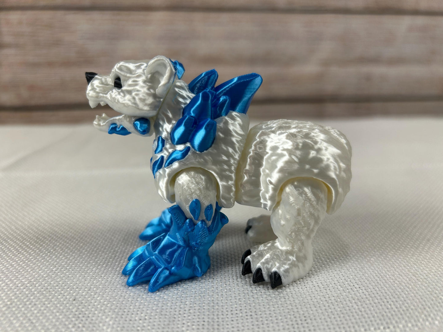 Eisgrizzly, beweglich, weiß-blau glänzend aus SILK PLA, kunstvolle Dekofigur, Eisgrizzlybär, Frostgrizzly, Arktische Dekoration, Regaldeko