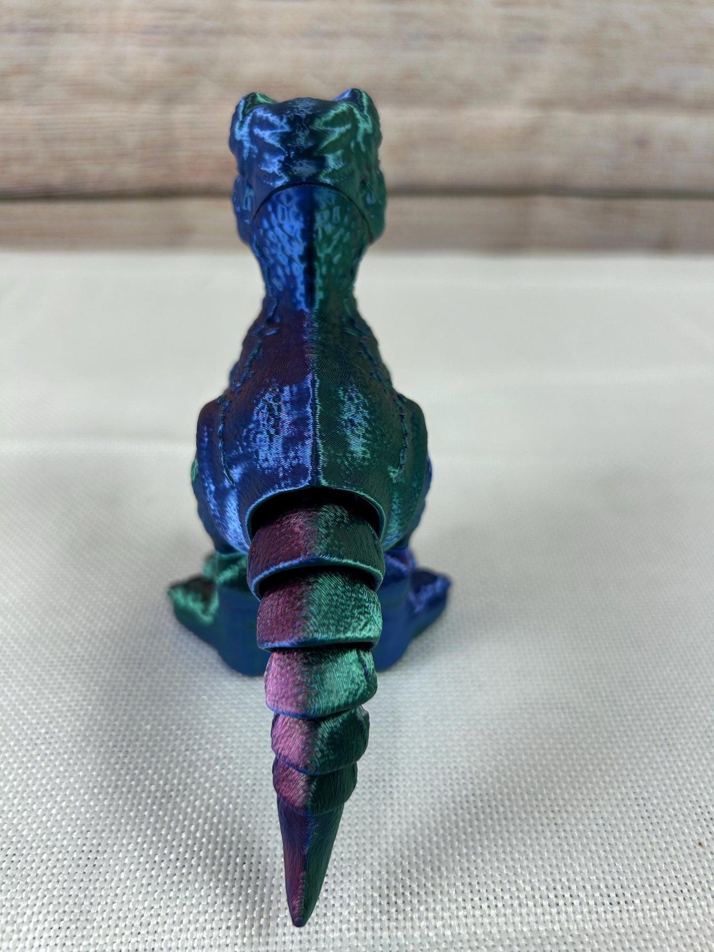 Velociraptor, beweglich, tricolor aus PLA, Farbverlauf: grün-blau-violett, beweglicher Dinosaurier, Deko-Tier aus der Kreidezeit, Regaldeko