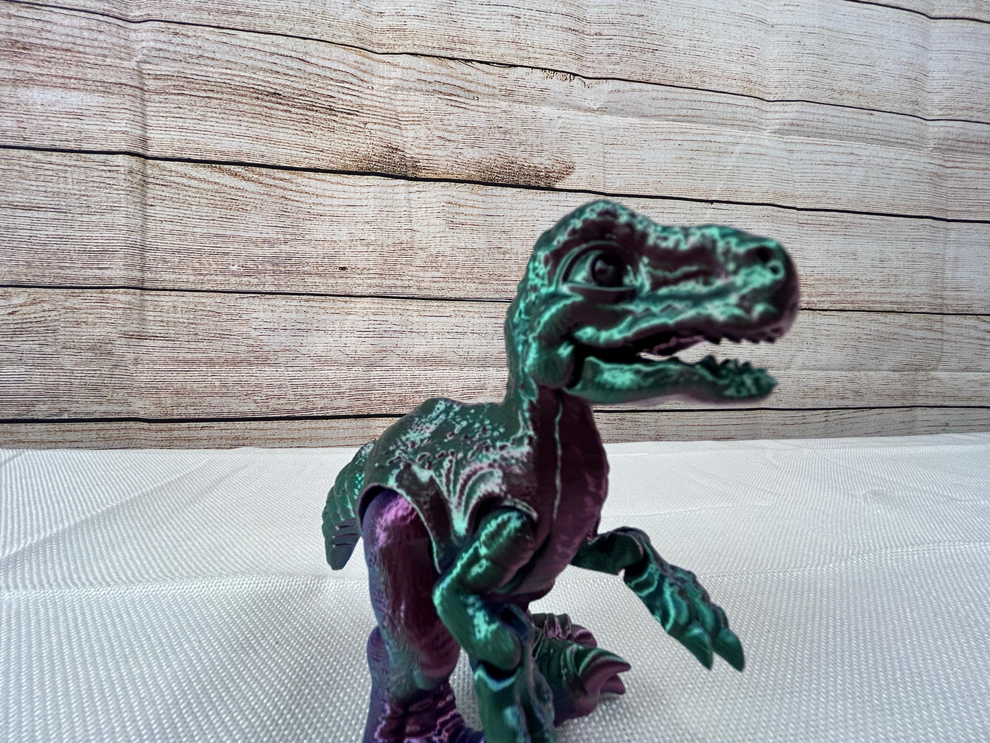 Velociraptor, beweglich, tricolor aus PLA, Farbverlauf: grün-blau-violett, beweglicher Dinosaurier, Deko-Tier aus der Kreidezeit, Regaldeko