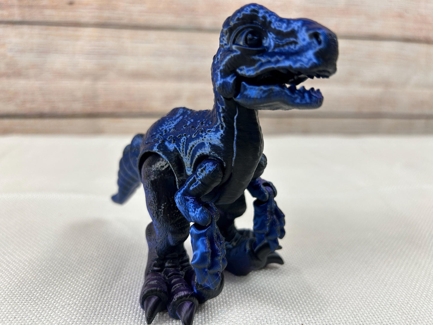 Velociraptor, beweglich, tricolor aus PLA, Farbverlauf: blau-violett-schwarz, beweglicher Dinosaurier, Deko-Tier Kreidezeit, Regaldeko