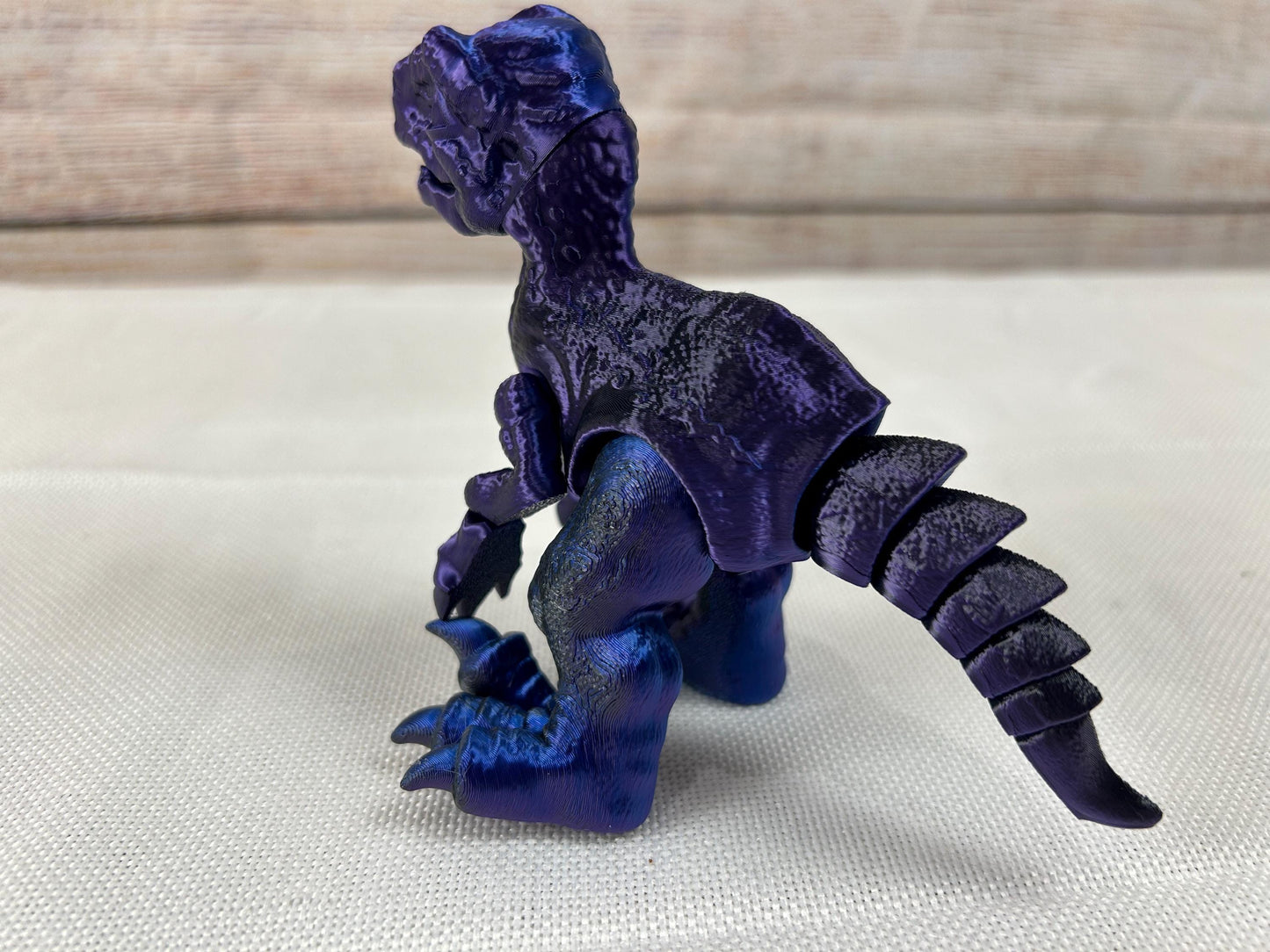 Velociraptor, beweglich, tricolor aus PLA, Farbverlauf: blau-violett-schwarz, beweglicher Dinosaurier, Deko-Tier Kreidezeit, Regaldeko