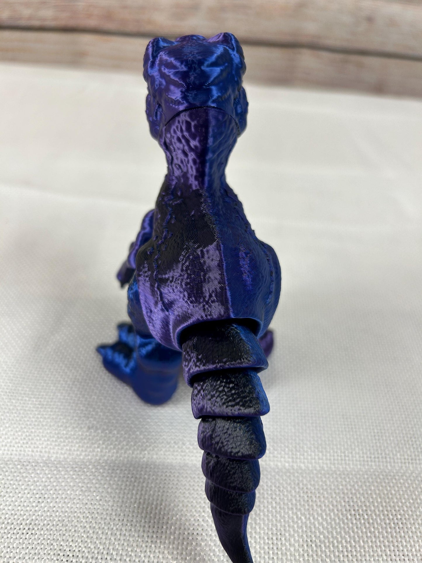 Velociraptor, beweglich, tricolor aus PLA, Farbverlauf: blau-violett-schwarz, beweglicher Dinosaurier, Deko-Tier Kreidezeit, Regaldeko