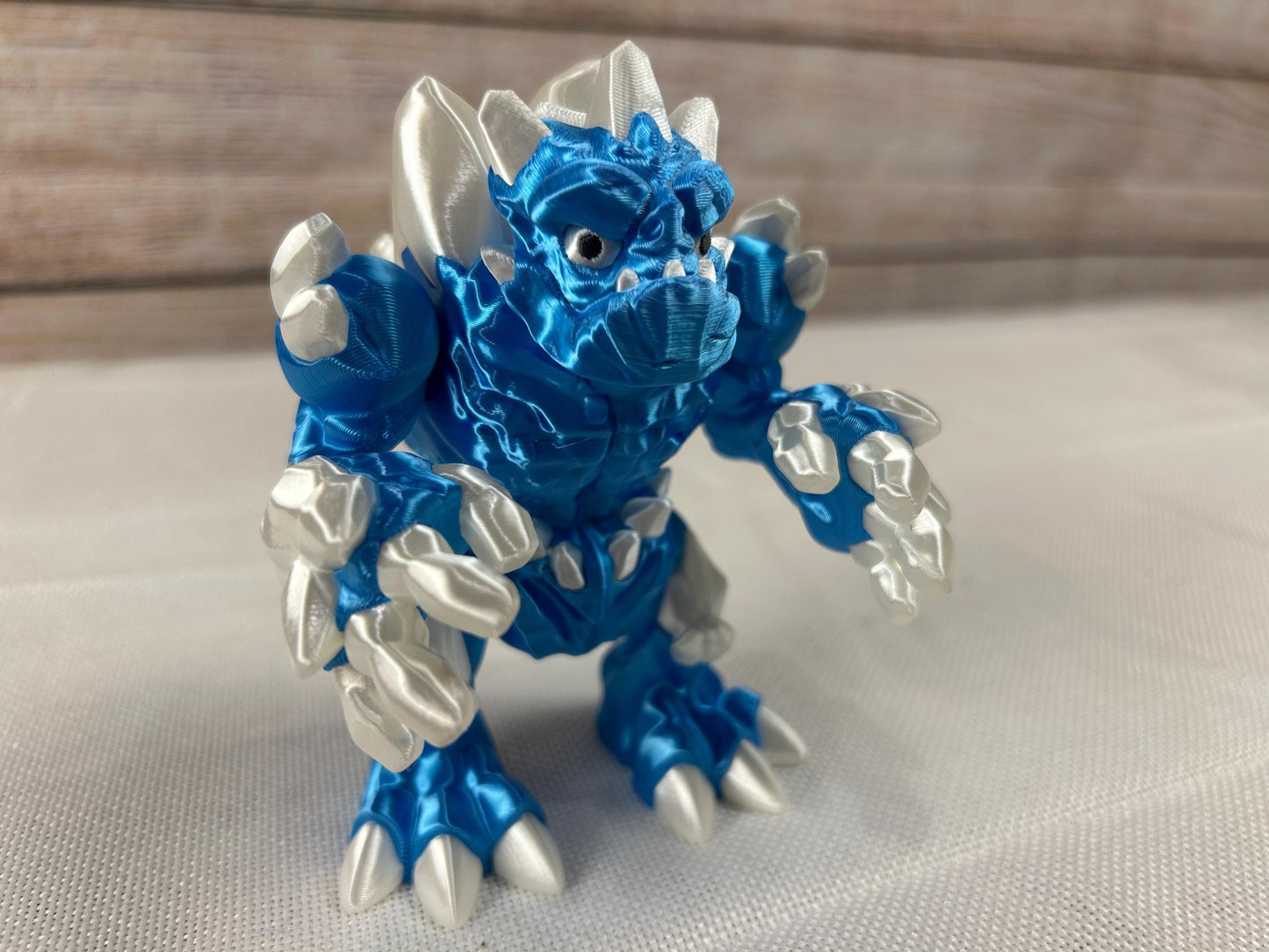 Eisgolem, beweglich, blau-weiß glänzend aus SILK PLA, "Frostor, der Wächter des Eisreichs“, Frostgolem artisches Fabelwesen – Dekofigur
