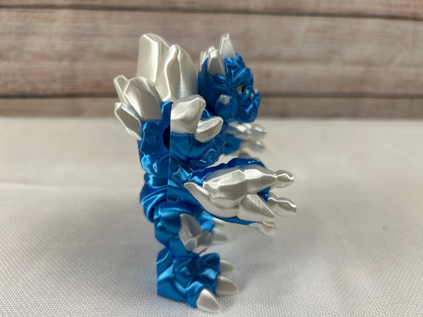 Eisgolem, beweglich, blau-weiß glänzend aus SILK PLA, "Frostor, der Wächter des Eisreichs“, Frostgolem artisches Fabelwesen – Dekofigur