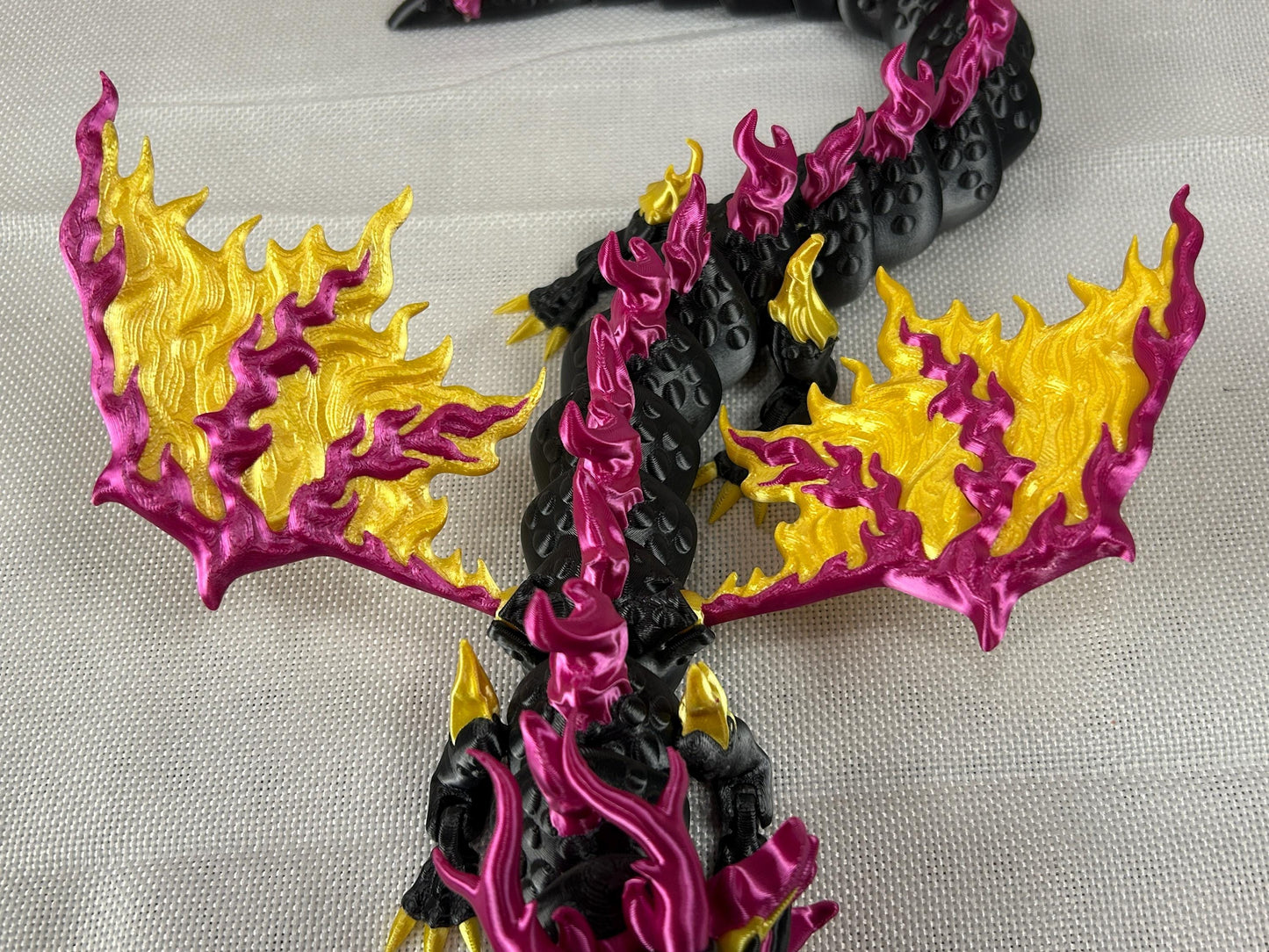 Majestätischer Schwarzdrache, loderndes Design aus Silk PLA – Bewegliche Figur mit Glanz-Finish, Geschenkidee für Fantasyfans, Dekofigur