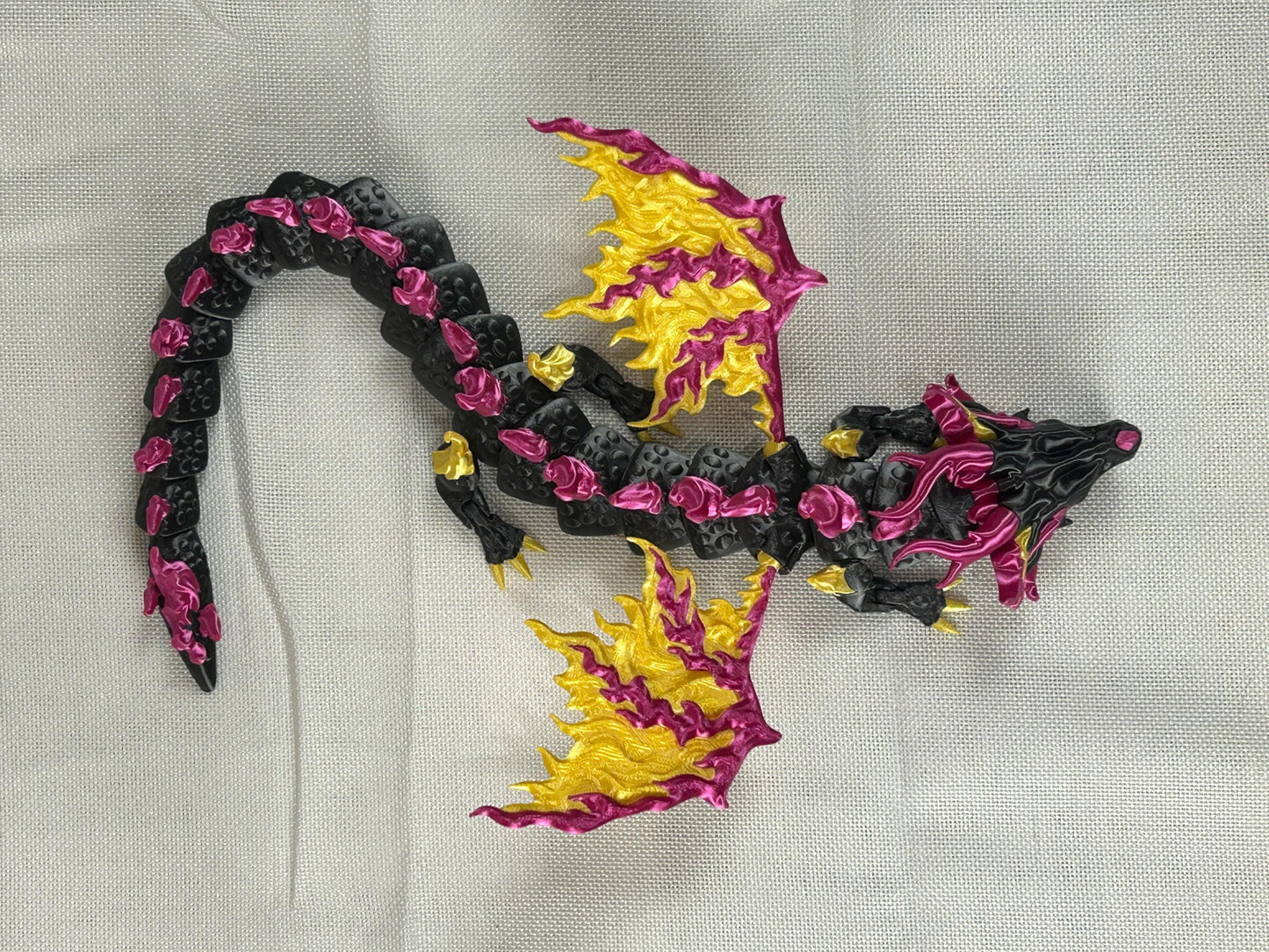 Majestätischer Schwarzdrache, loderndes Design aus Silk PLA – Bewegliche Figur mit Glanz-Finish, Geschenkidee für Fantasyfans, Dekofigur