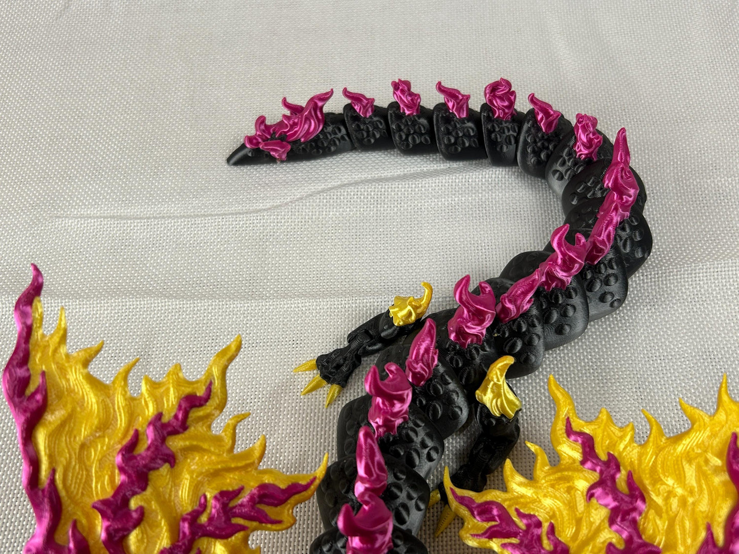 Majestätischer Schwarzdrache, loderndes Design aus Silk PLA – Bewegliche Figur mit Glanz-Finish, Geschenkidee für Fantasyfans, Dekofigur