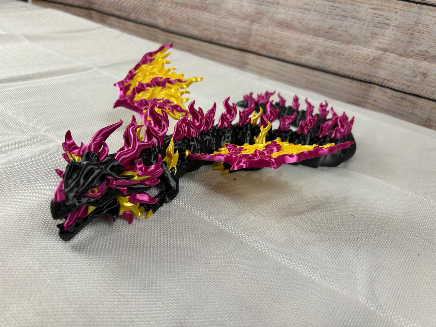 Majestätischer Schwarzdrache, loderndes Design aus Silk PLA – Bewegliche Figur mit Glanz-Finish, Geschenkidee für Fantasyfans, Dekofigur