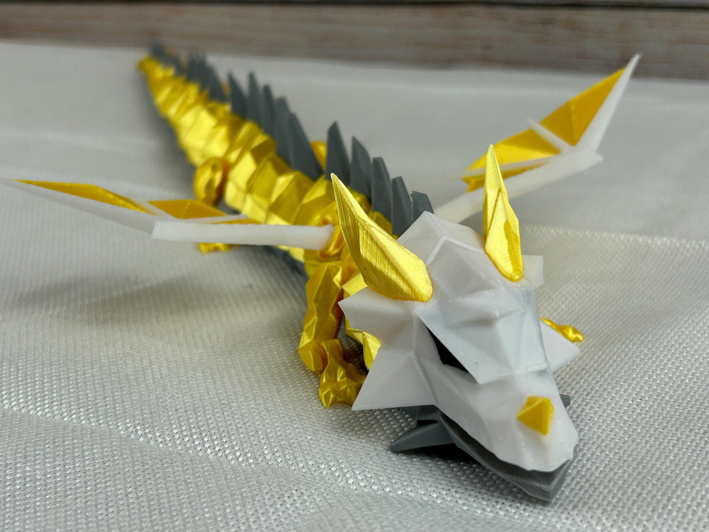 Sonnenfalterdrache, beweglich, gelb-grau, majestätisches Drache aus PLA, mittelalterliches Fabelwesen, Drachenfigur, Geschenkidee Fantasy