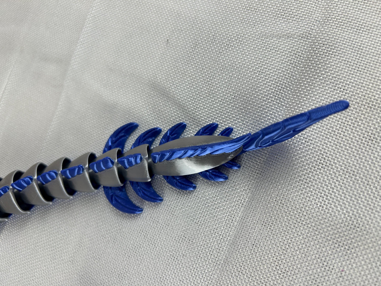 Meerestiefenschlange, beweglich, silbergrau glänzend aus SILK PLA– Mystische Eleganz aus den Tiefen der Ozeane, urzeitliches Meeresungeheuer