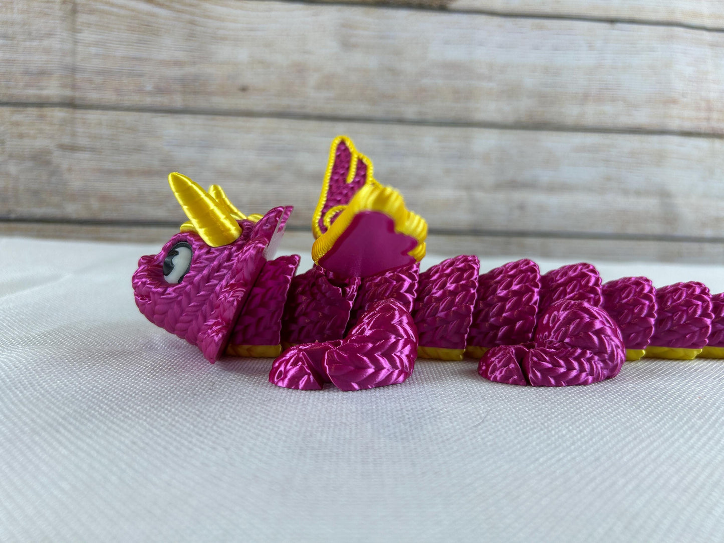 Magischer Wollmaschendrache, beweglich, aus glänzendem SILK PLA in Magenta und Gelb mit verspielten Details - Dekofigur, Schreibtischdeko