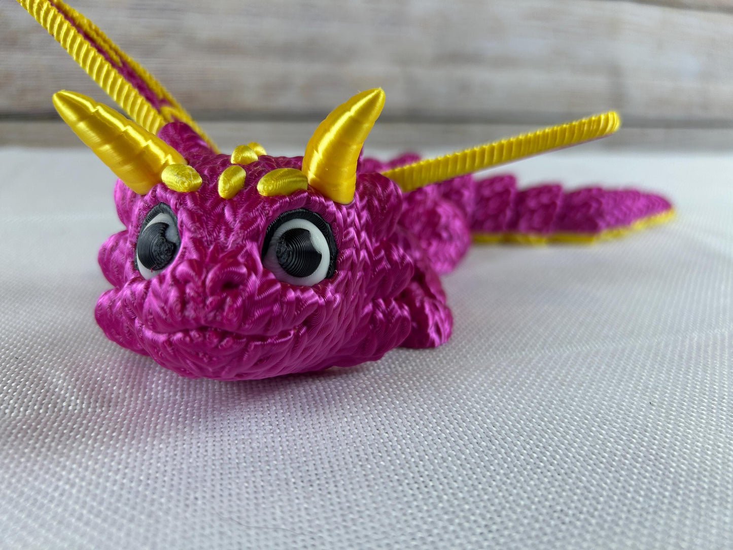 Magischer Wollmaschendrache, beweglich, aus glänzendem SILK PLA in Magenta und Gelb mit verspielten Details - Dekofigur, Schreibtischdeko