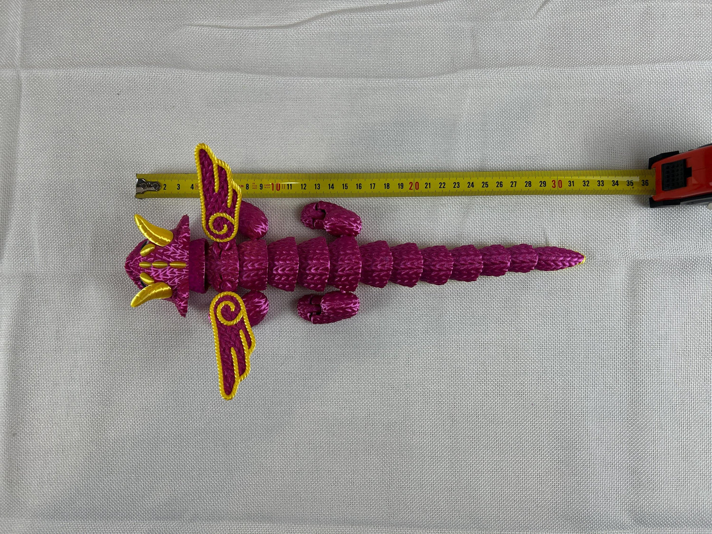 Magischer Wollmaschendrache, beweglich, aus glänzendem SILK PLA in Magenta und Gelb mit verspielten Details - Dekofigur, Schreibtischdeko