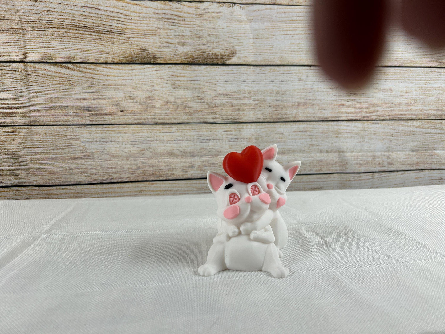 verliebtes Katzenpaar mit rotem Herz, Katzenstatue, Romantisches Deko-Highlight aus PLA handgefertigtes Geschenk für Katzenliebhaber