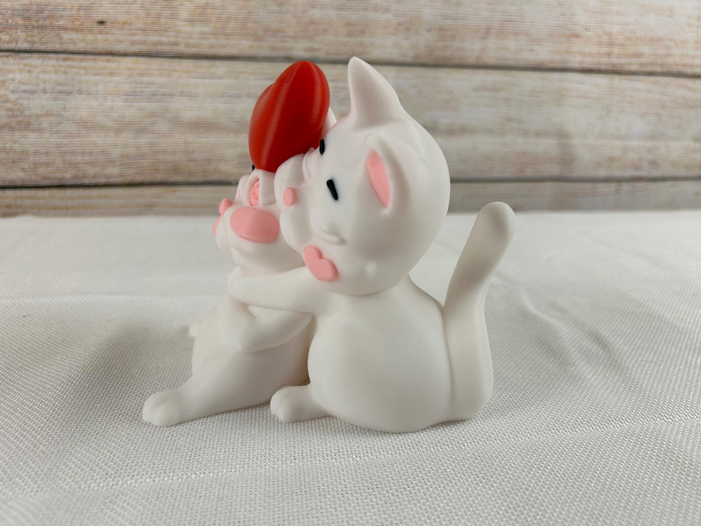 verliebtes Katzenpaar mit rotem Herz, Katzenstatue, Romantisches Deko-Highlight aus PLA handgefertigtes Geschenk für Katzenliebhaber