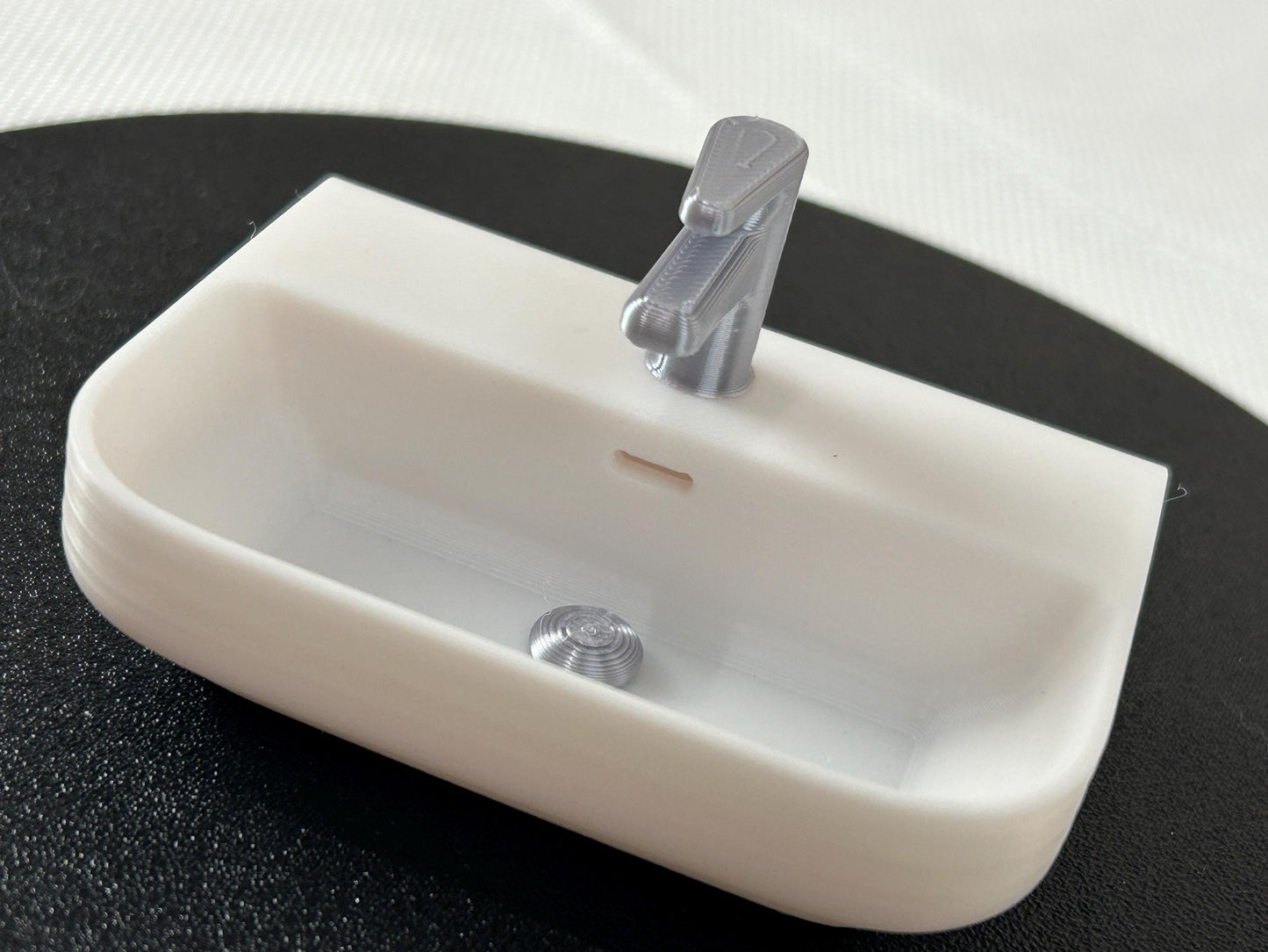 Miniatur Waschbecken mit Einhandmischer, hübsches Puppenhauselement in 1:6, perfektes Sammlerstück für Puppenhaus-Enthusiasten