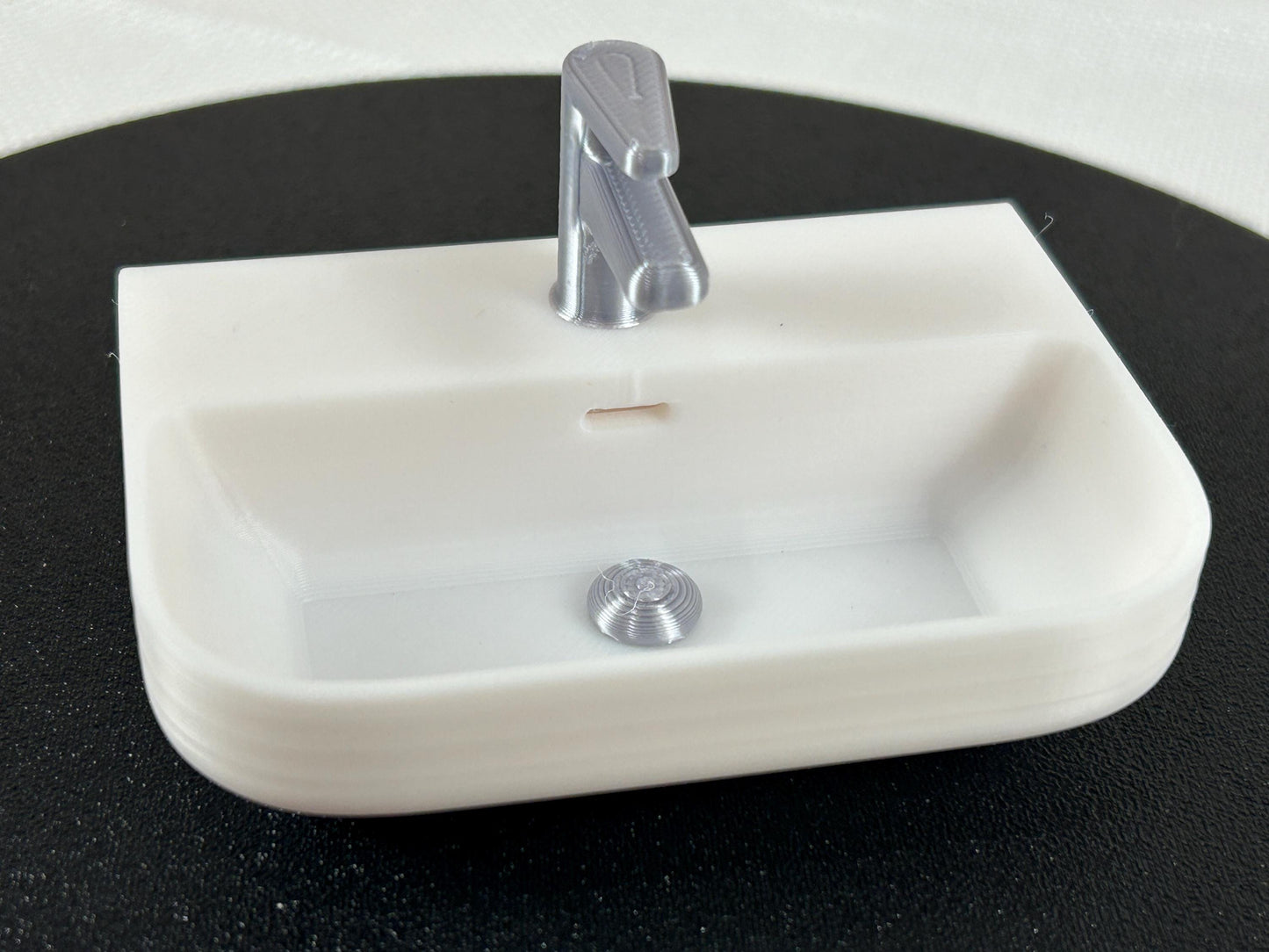 Miniatur Waschbecken mit Einhandmischer, hübsches Puppenhauselement in 1:6, perfektes Sammlerstück für Puppenhaus-Enthusiasten