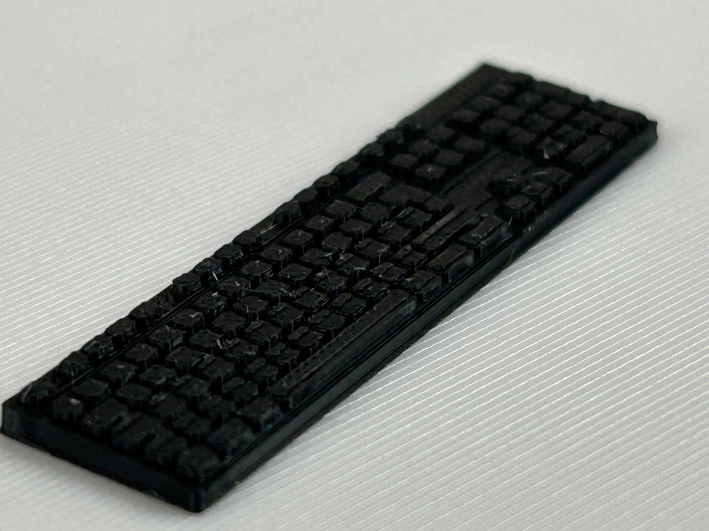 Miniatur-Tastatur 1:12 – Puppenhaus Miniatur Zubehör – Winziges Computer-Keyboard für Dioramen & Sammler