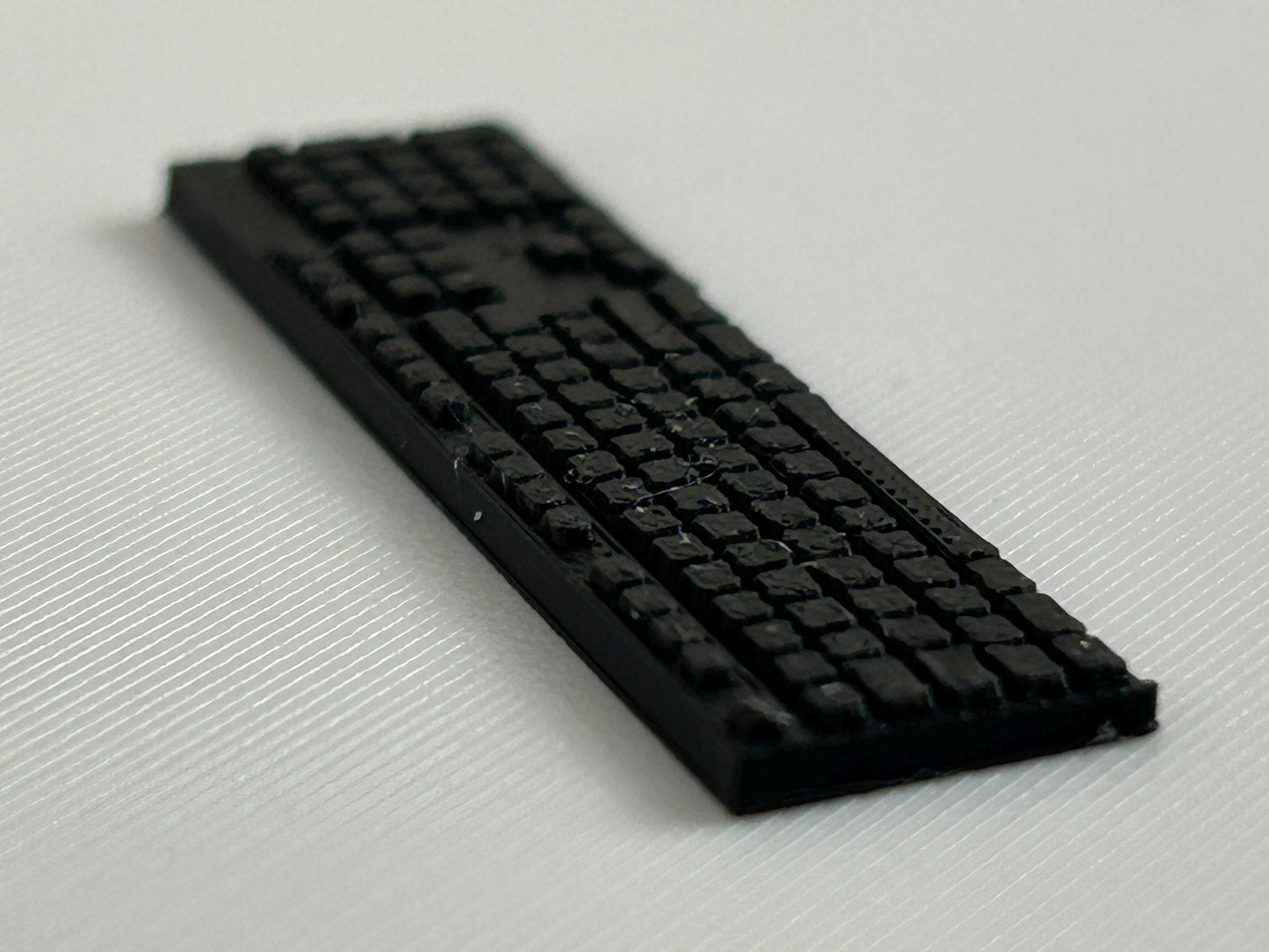 Miniatur-Tastatur 1:12 – Puppenhaus Miniatur Zubehör – Winziges Computer-Keyboard für Dioramen & Sammler