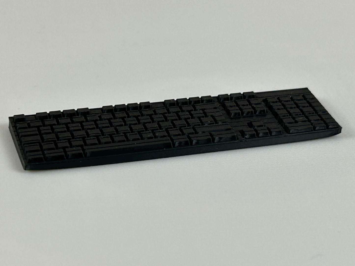 Miniatur-Tastatur 1:6 – Puppenhaus Miniatur Zubehör – Winziges Computer-Keyboard für Dioramen & Sammler