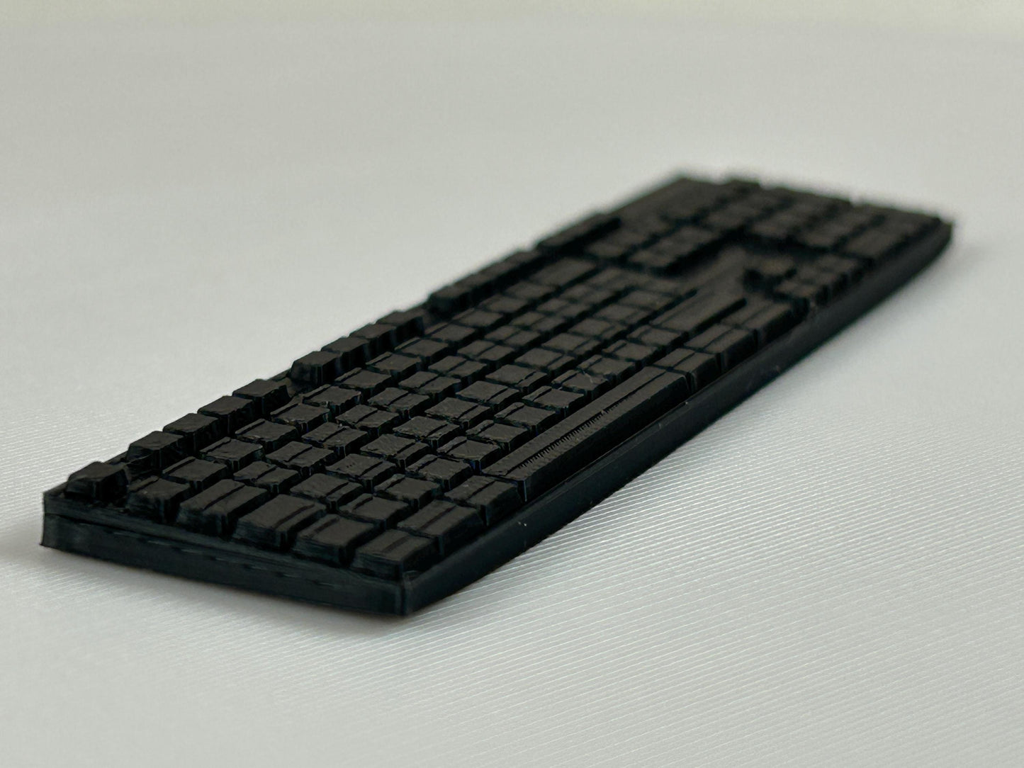Miniatur-Tastatur 1:6 – Puppenhaus Miniatur Zubehör – Winziges Computer-Keyboard für Dioramen & Sammler