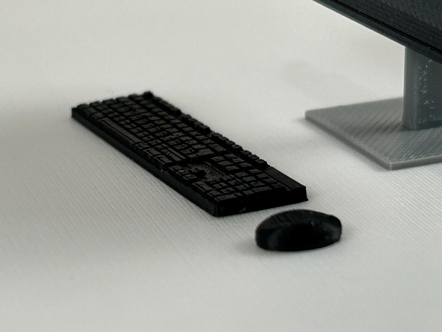 Miniatur Computer Set 1:12 – 3-teiliges Schreibtisch Zubehör – 24 Zoll Monitor, Tastatur & Maus – Puppenhaus PC