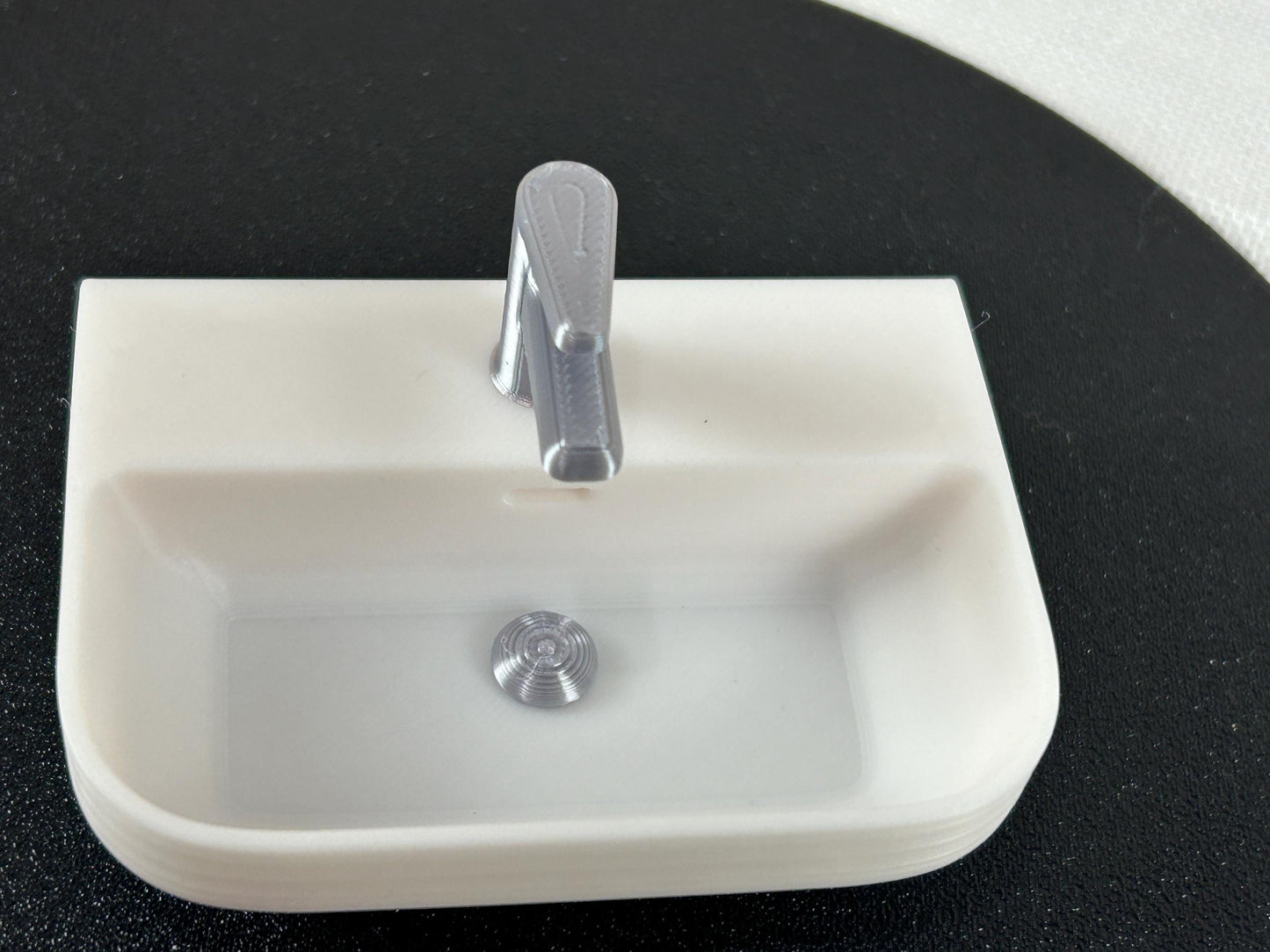 Miniatur Waschbecken mit Einhandmischer, hübsches Puppenhauselement in 1:6, perfektes Sammlerstück für Puppenhaus-Enthusiasten