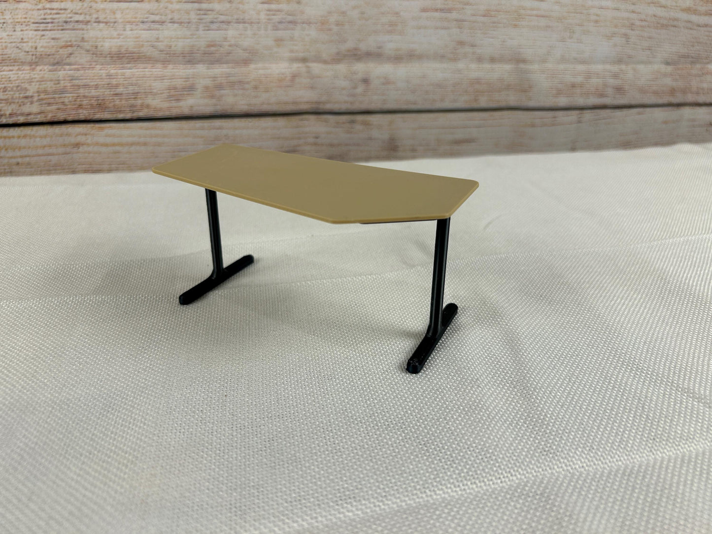 Moderner Miniatur-Schreibtisch 1:12 – Puppenhaus Computertisch / Designer-Tisch für Sammler & Spielwelten