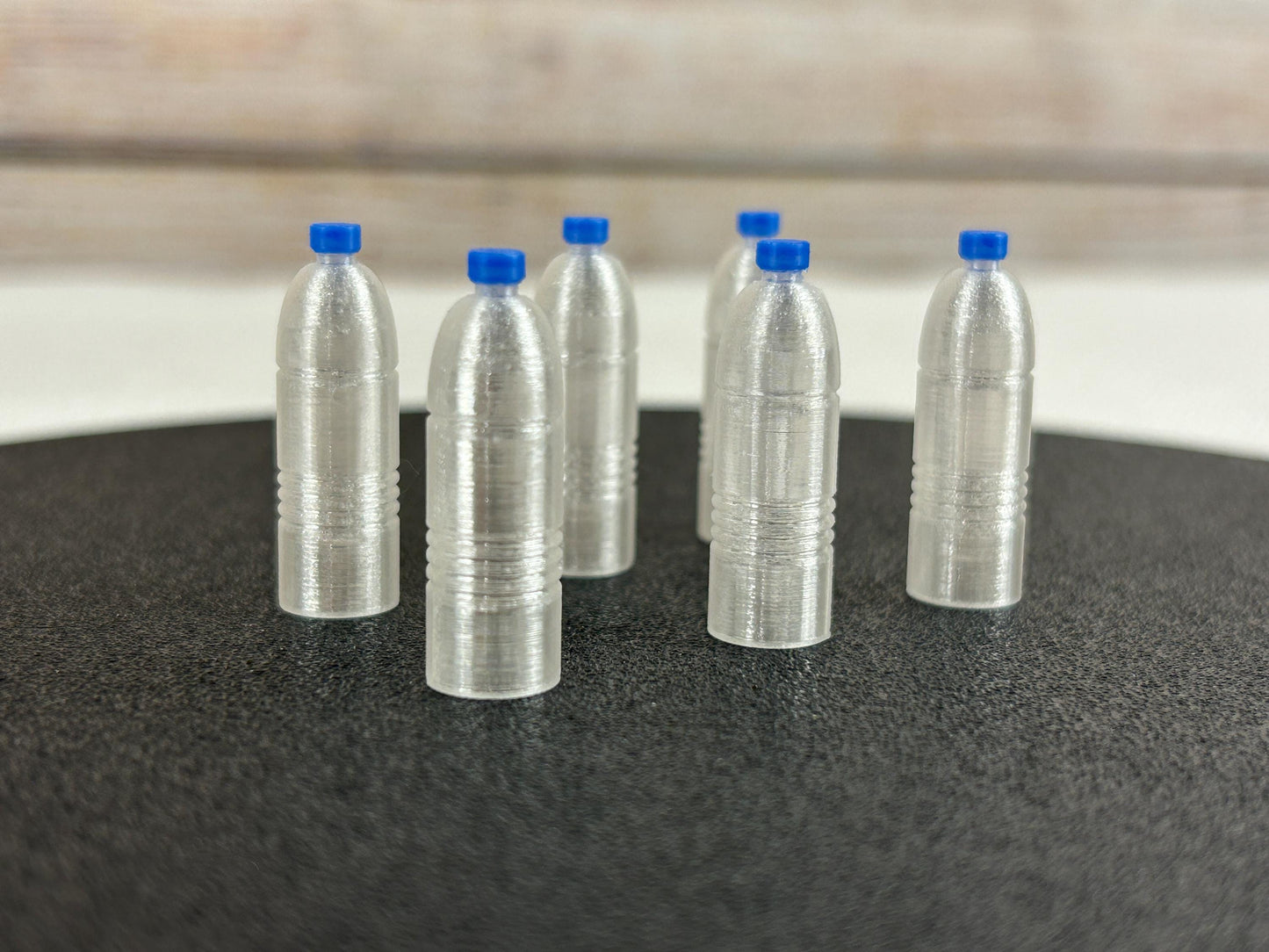 Miniatur Wasserflaschen 1:12 – 6er-Set, Puppenhaus Zubehör für Modepuppen & Sammelfiguren