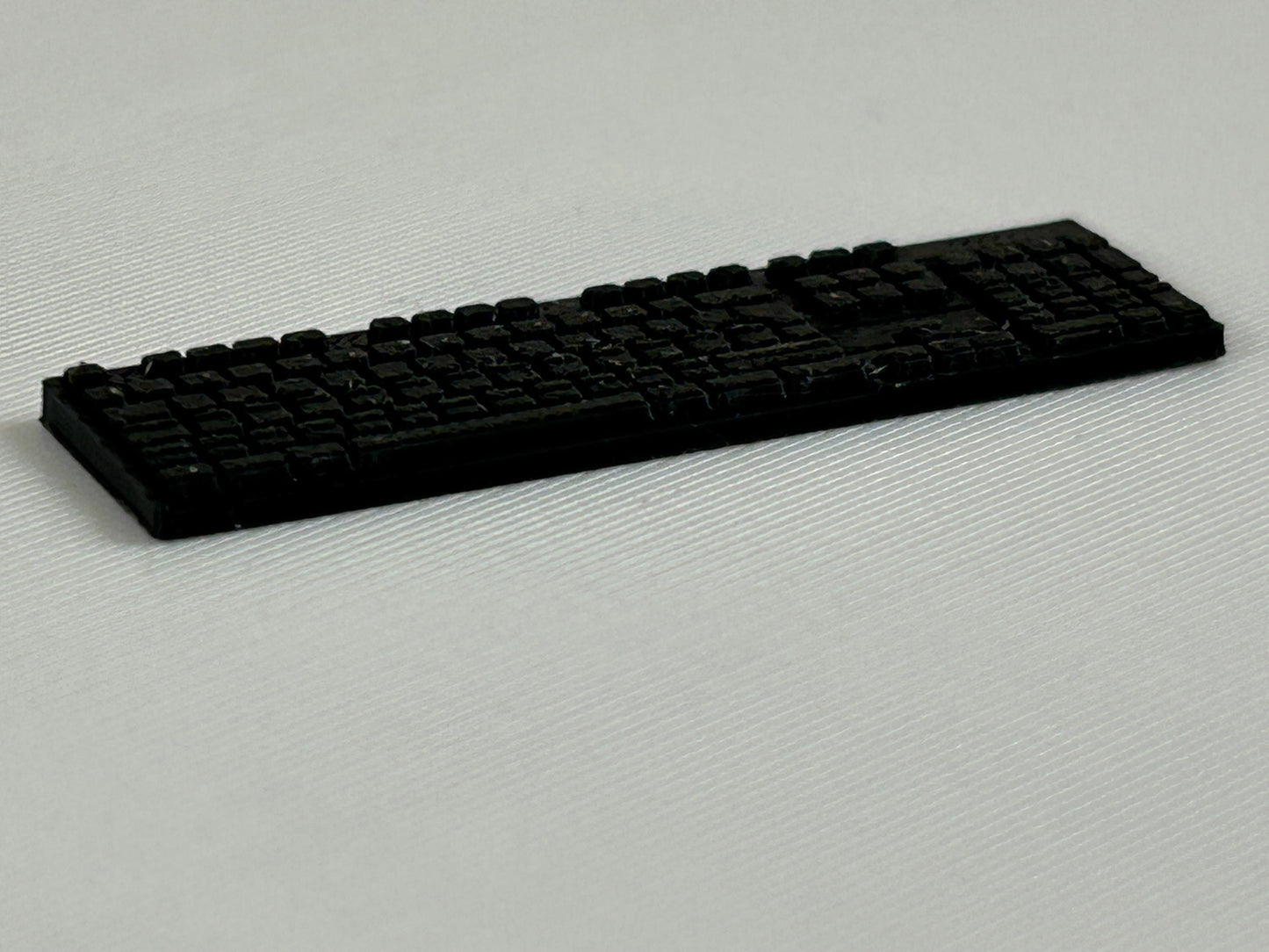 Miniatur-Tastatur 1:12 – Puppenhaus Miniatur Zubehör – Winziges Computer-Keyboard für Dioramen & Sammler
