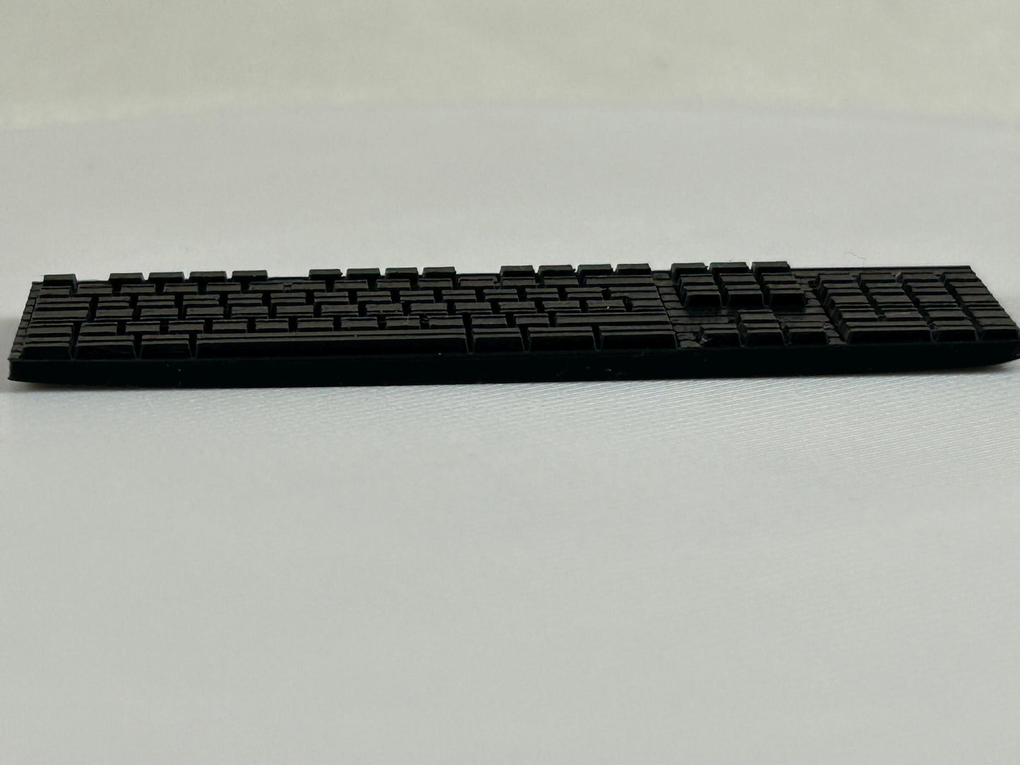 Miniatur-Tastatur 1:6 – Puppenhaus Miniatur Zubehör – Winziges Computer-Keyboard für Dioramen & Sammler