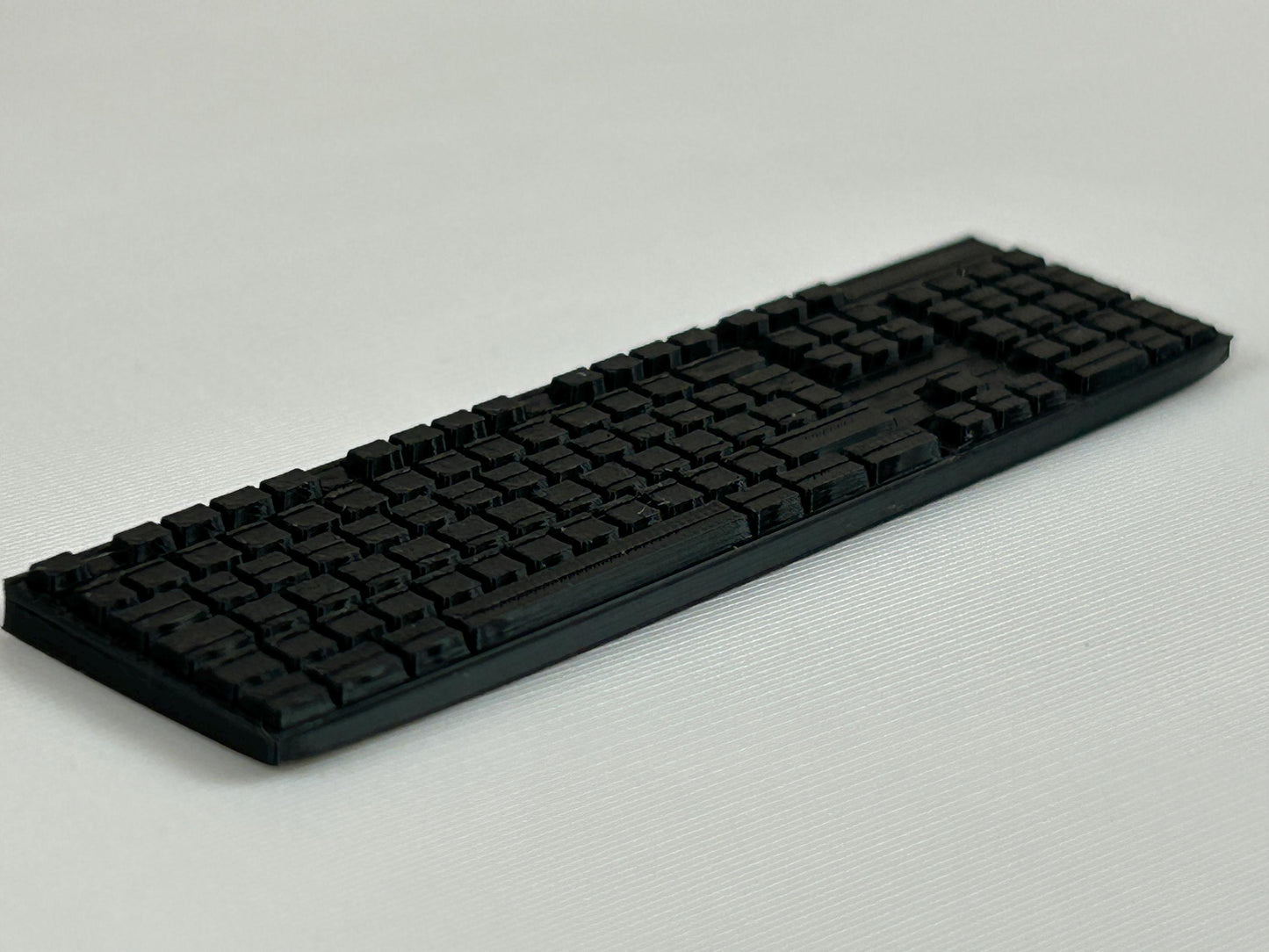 Miniatur-Tastatur 1:6 – Puppenhaus Miniatur Zubehör – Winziges Computer-Keyboard für Dioramen & Sammler