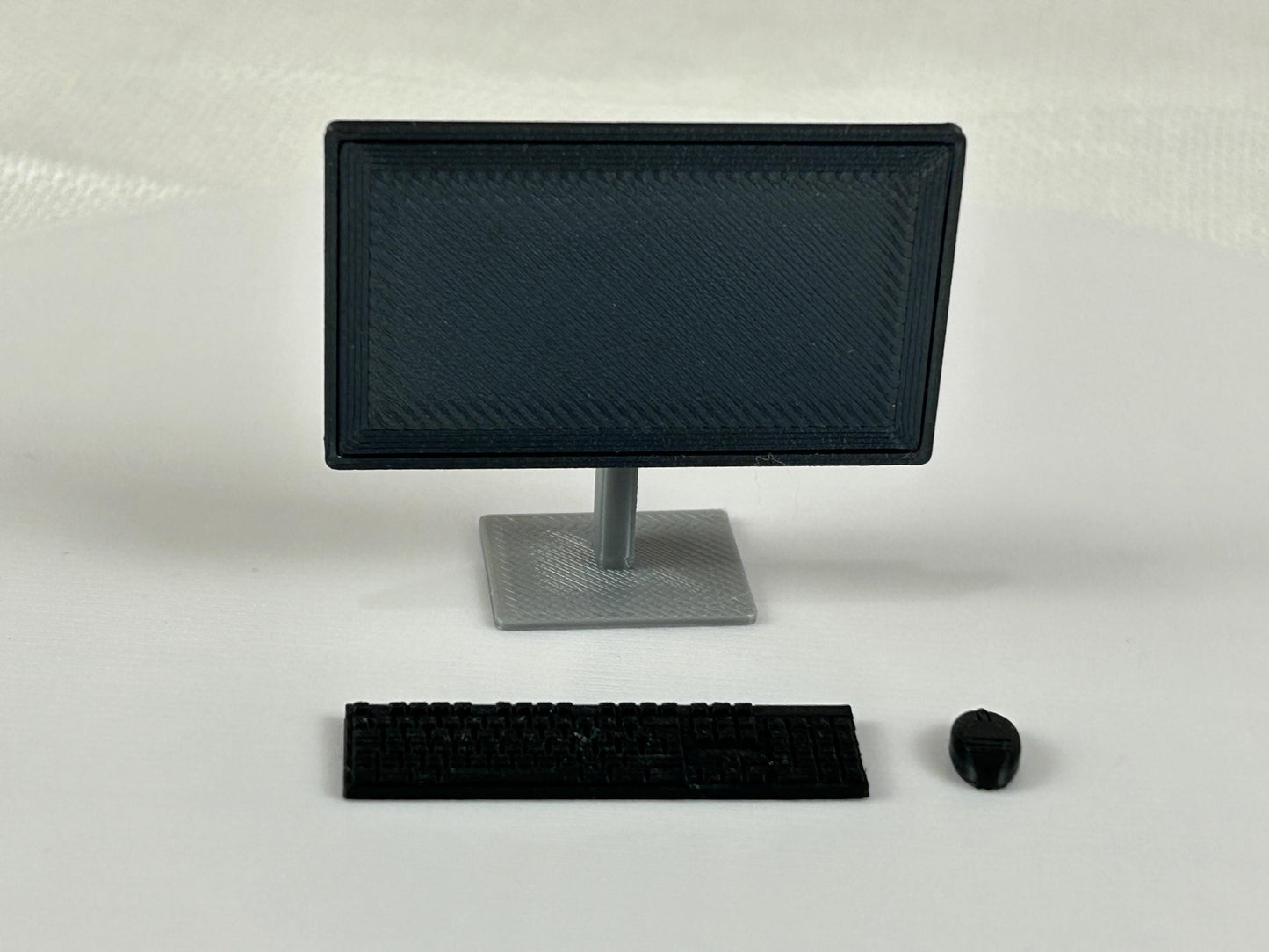 Miniatur Computer Set 1:12 – 3-teiliges Schreibtisch Zubehör – 24 Zoll Monitor, Tastatur & Maus – Puppenhaus PC