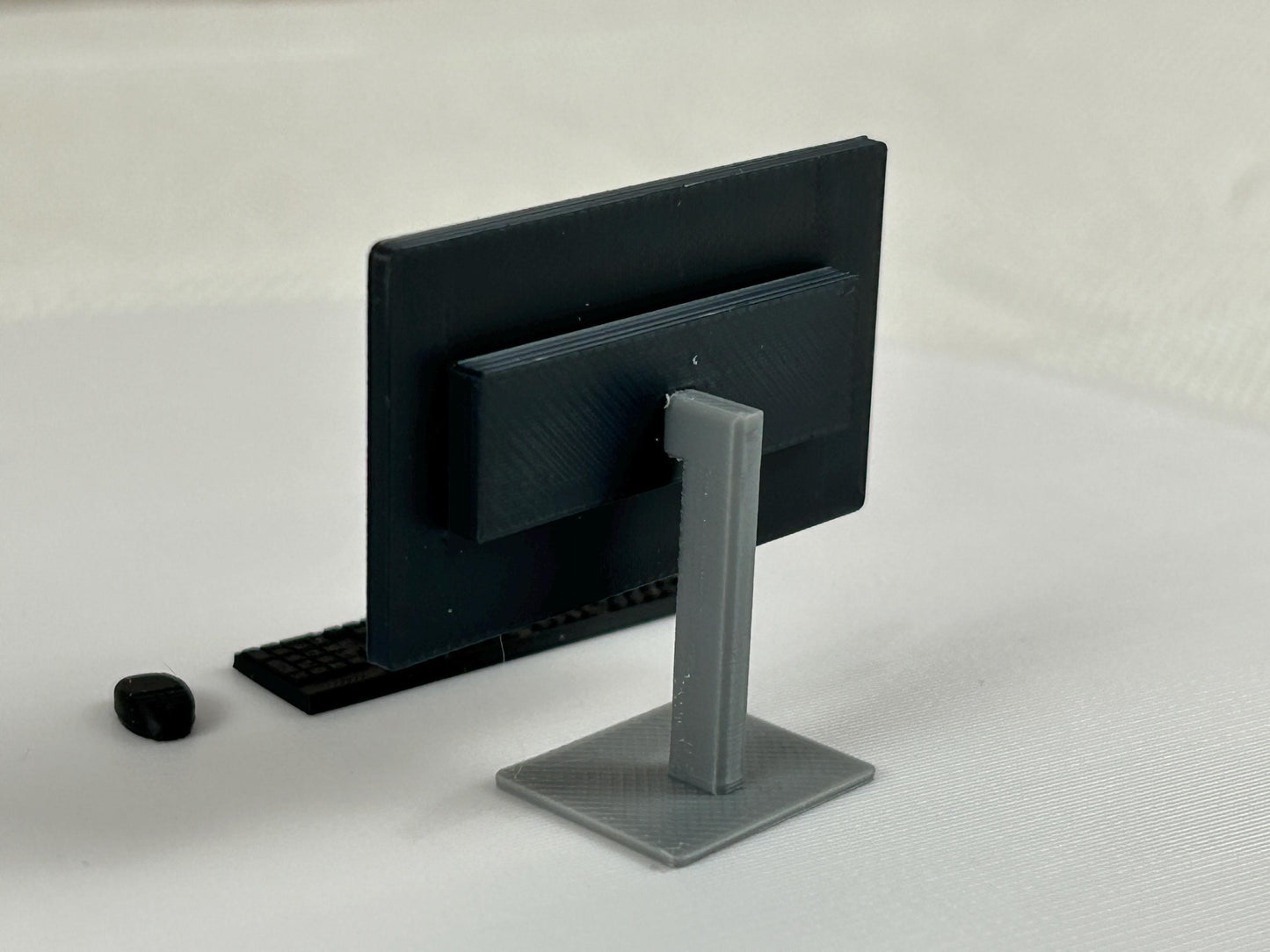 Miniatur Computer Set 1:12 – 3-teiliges Schreibtisch Zubehör – 24 Zoll Monitor, Tastatur & Maus – Puppenhaus PC