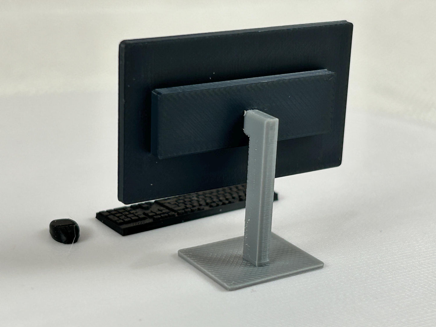 Miniatur Computer Set 1:12 – 3-teiliges Schreibtisch Zubehör – 24 Zoll Monitor, Tastatur & Maus – Puppenhaus PC